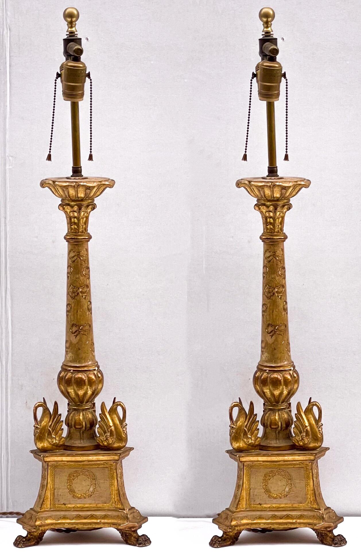 Frühes neoklassisches Stil geschnitzt Giltwood italienischen Tischlampen, Paar (Italienisch) im Angebot