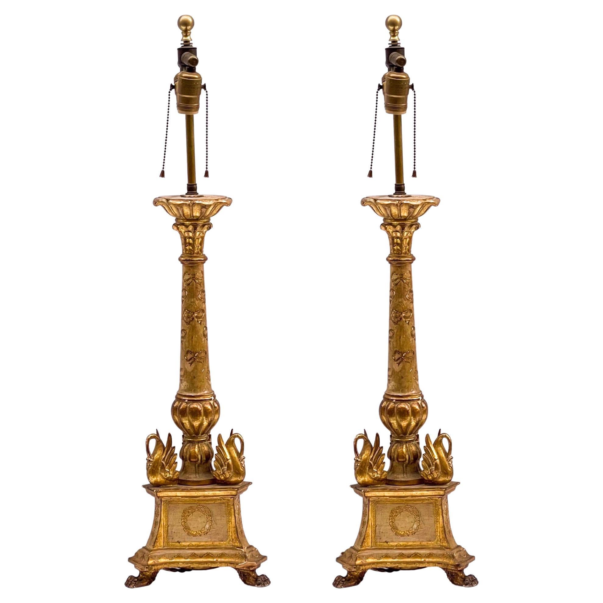 Paire de lampes de bureau italiennes en bois doré sculpté de style néo-classique précoce