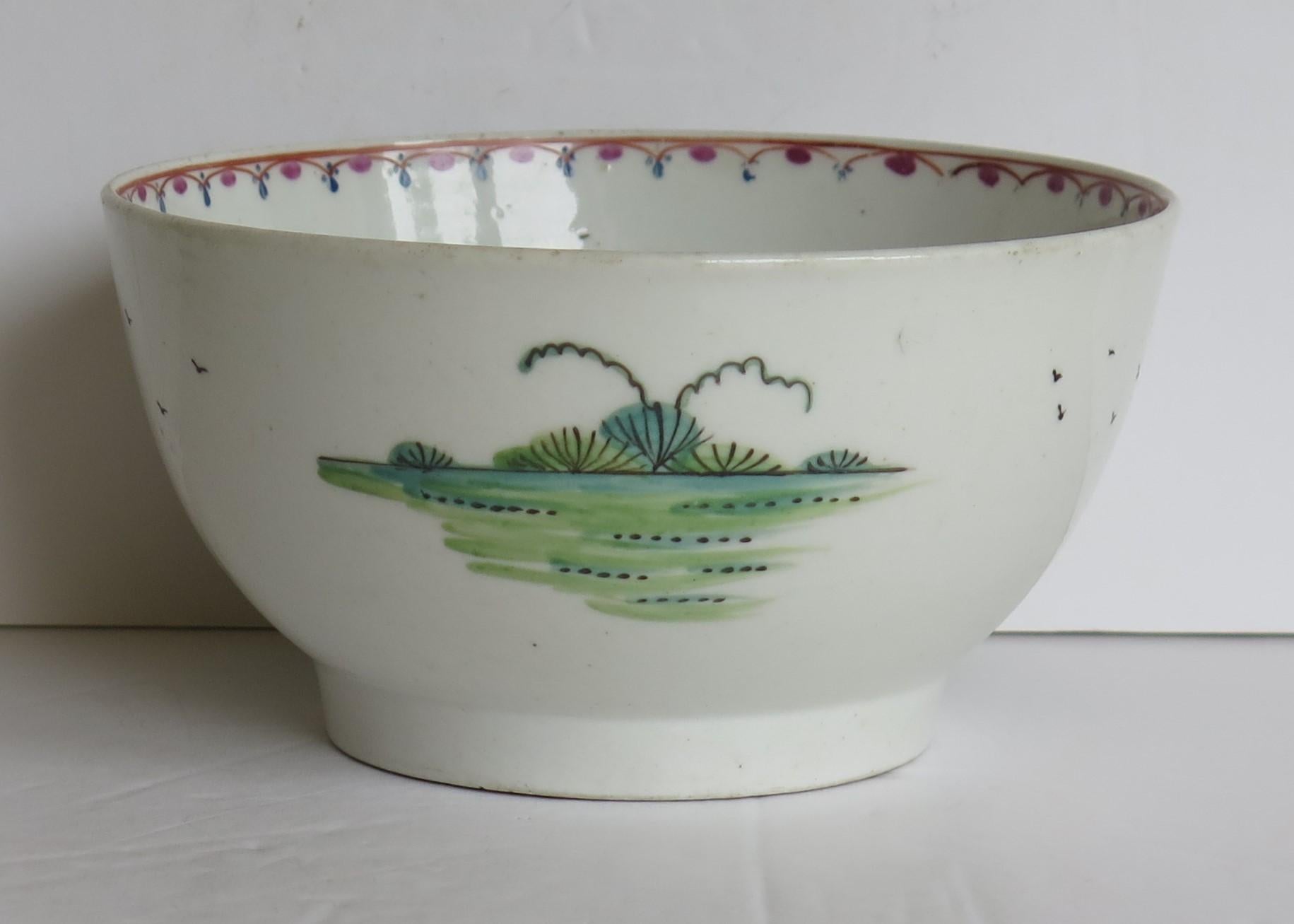 Cuenco antiguo de porcelana New Hall Figuras chinas Dama con sombrilla Ptn. 20, ca 1790 en Bueno estado para la venta en Lincoln, Lincolnshire