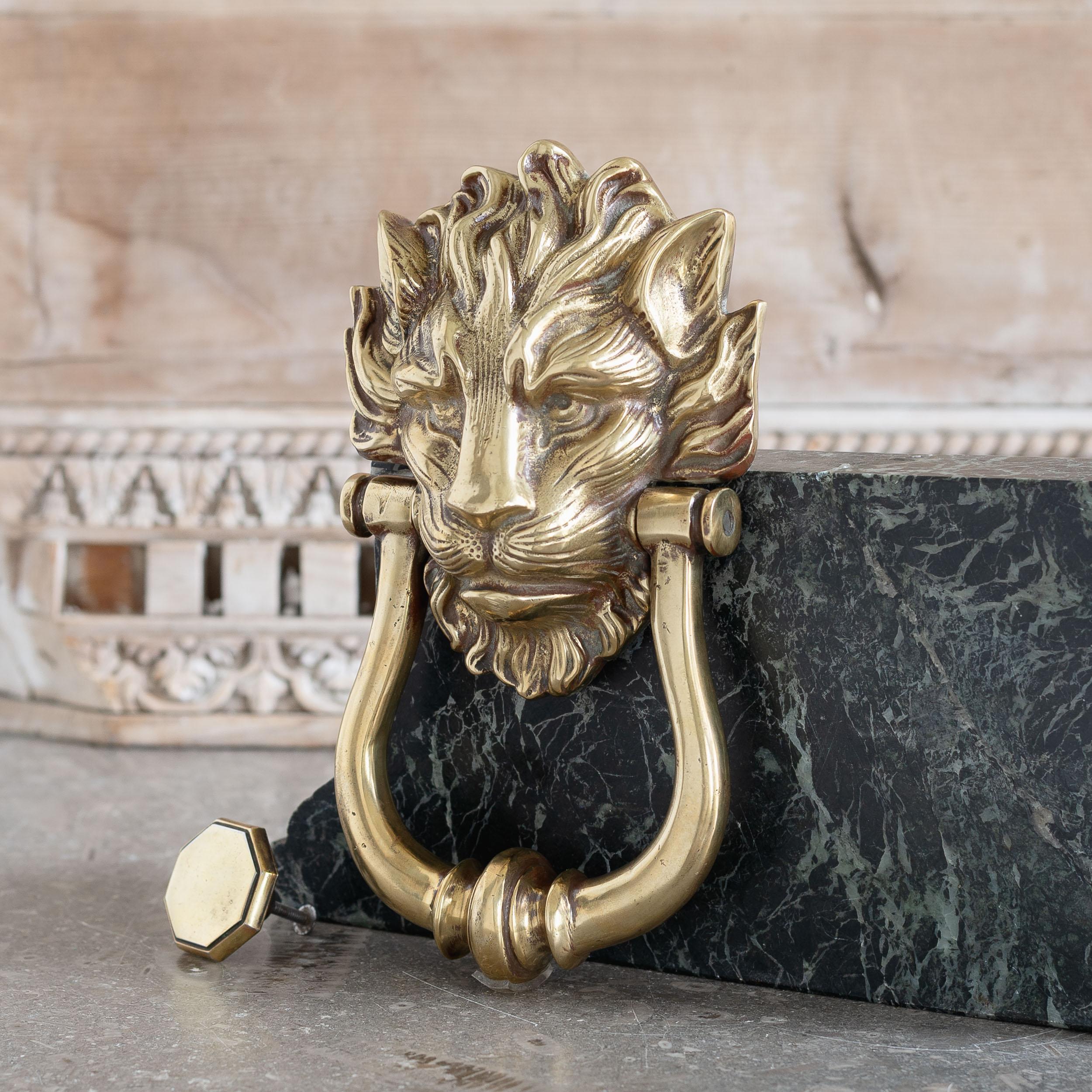 Ein großer Messing-Türklopfer mit Löwenmaske aus dem frühen neunzehnten Jahrhundert, mit geknöpftem Schleifenklopfer und zugehörigem Schließblech. Datiert auf etwa 1820. In einwandfreiem Zustand.