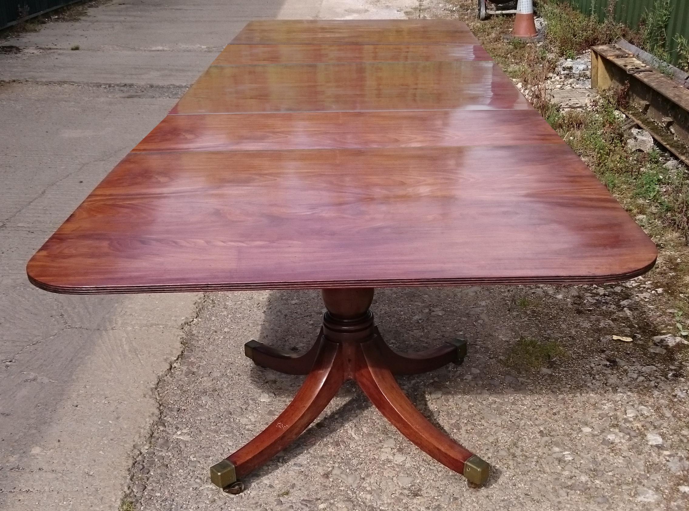 Early 19th Century George III Period Antique Three Pedestal Dining Table In Good Condition In Gloucestershire, GB