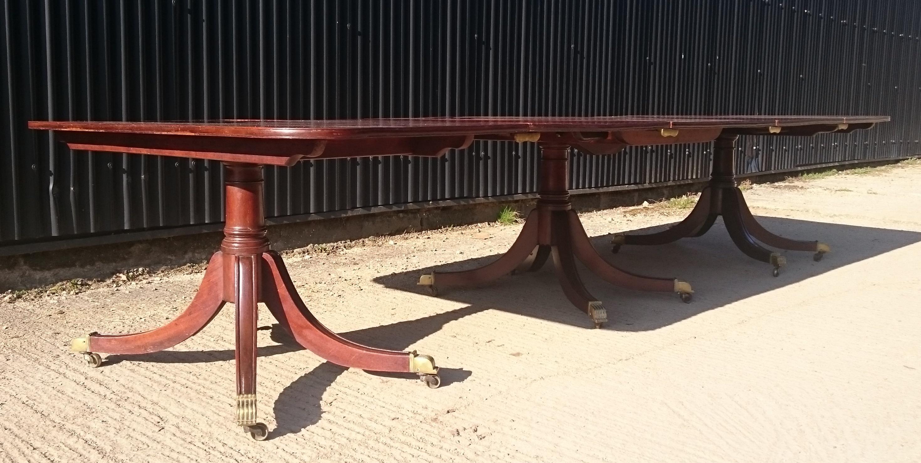 Early 19th Century Georgian Mahogany Three-Pedestal Antique Dining Table In Good Condition For Sale In Gloucestershire, GB