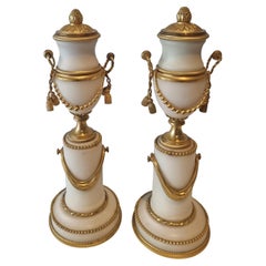 Cassoulettes de ormolu y mármol de Carrera de principios del siglo XIX