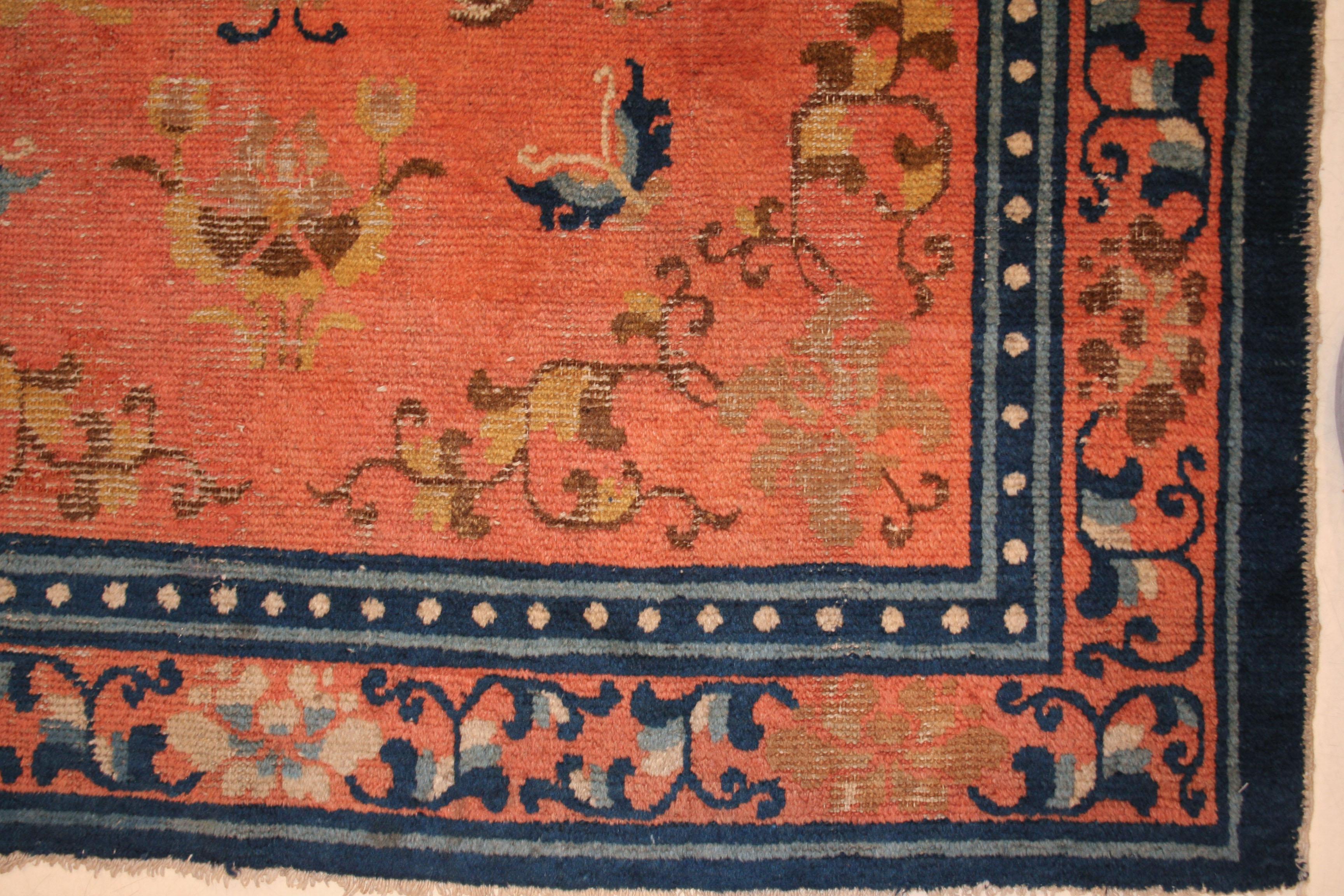 18th Century Chinese Ningxia Rug with Floral Medallion and Butterflies In Good Condition For Sale In Milan, IT