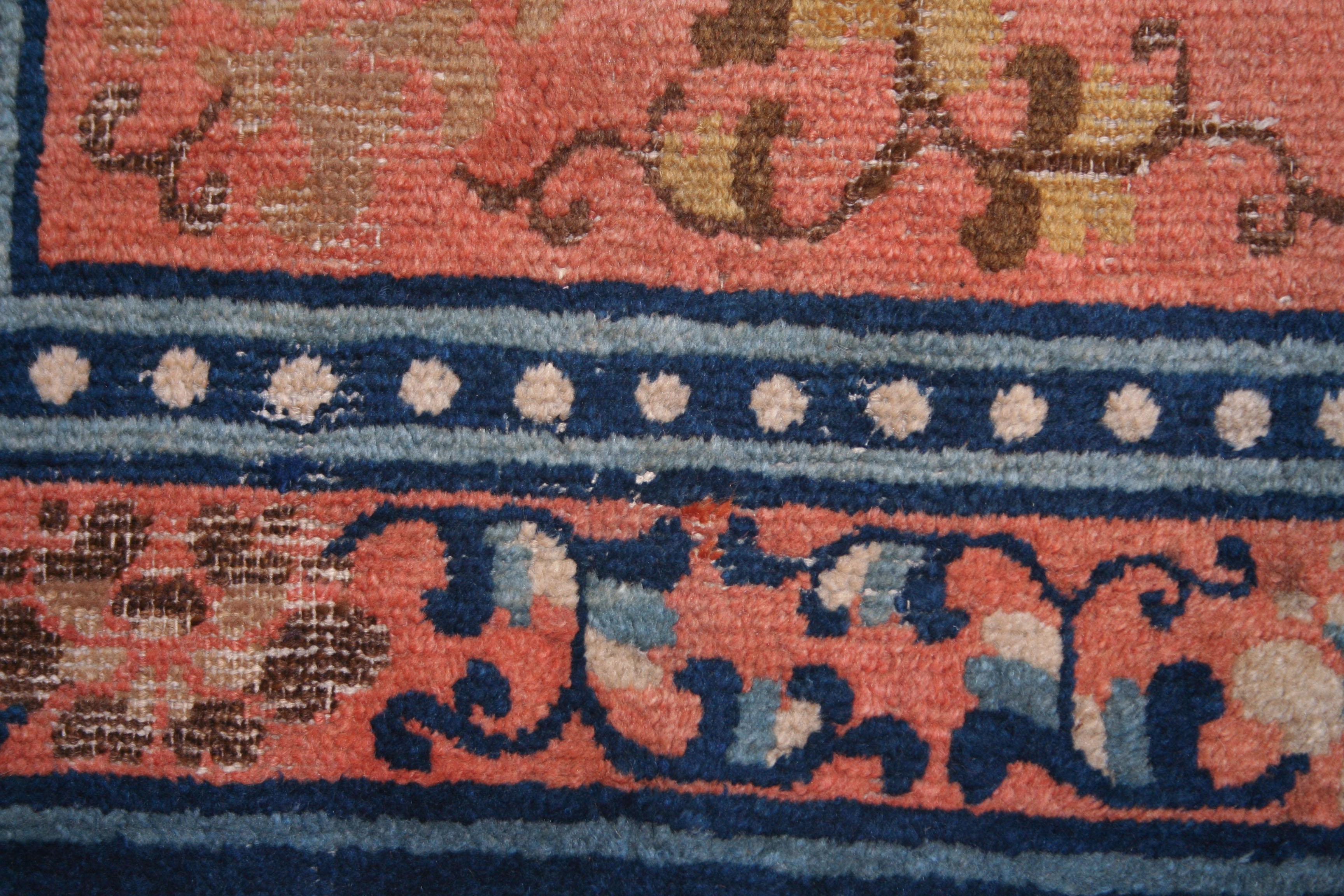 Chinesischer Ningxia-Teppich aus dem 18. Jahrhundert mit geblümtem Medaillon und Schmetterlingen im Angebot 1