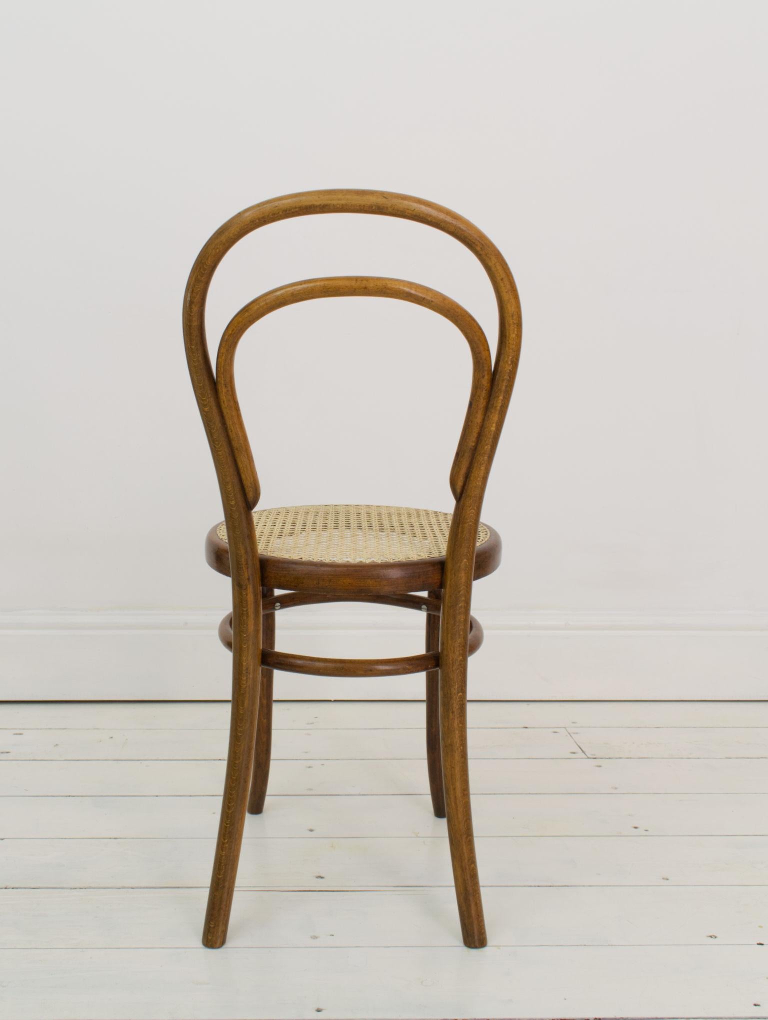 Un exemple précoce de la chaise la plus célèbre de Thonet, avec un Label original la datant entre 1890-1910, cette chaise est aussi mystérieusement marquée A.I.C. le long du dossier du siège, bien que nous n'ayons pas été en mesure de déchiffrer les