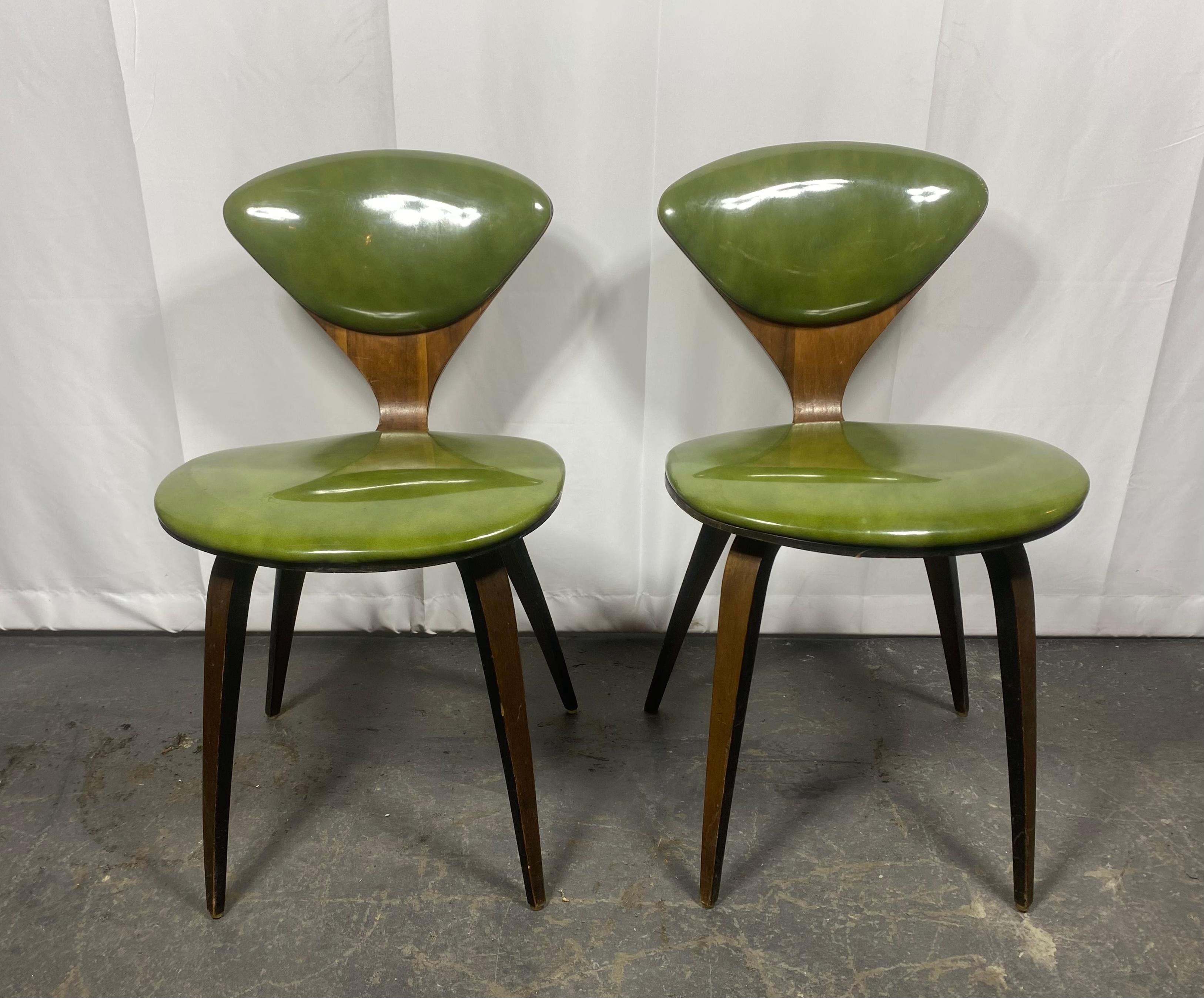 Superbe chaise de salle à manger / de bureau / d'appoint Norman Cherner en cuir verni vert d'origine, fabriquée par  Plycraft Inc. État d'origine exceptionnel. Conserve les labels d'origine ainsi que la date du tampon encreur,, Prix pour UNE