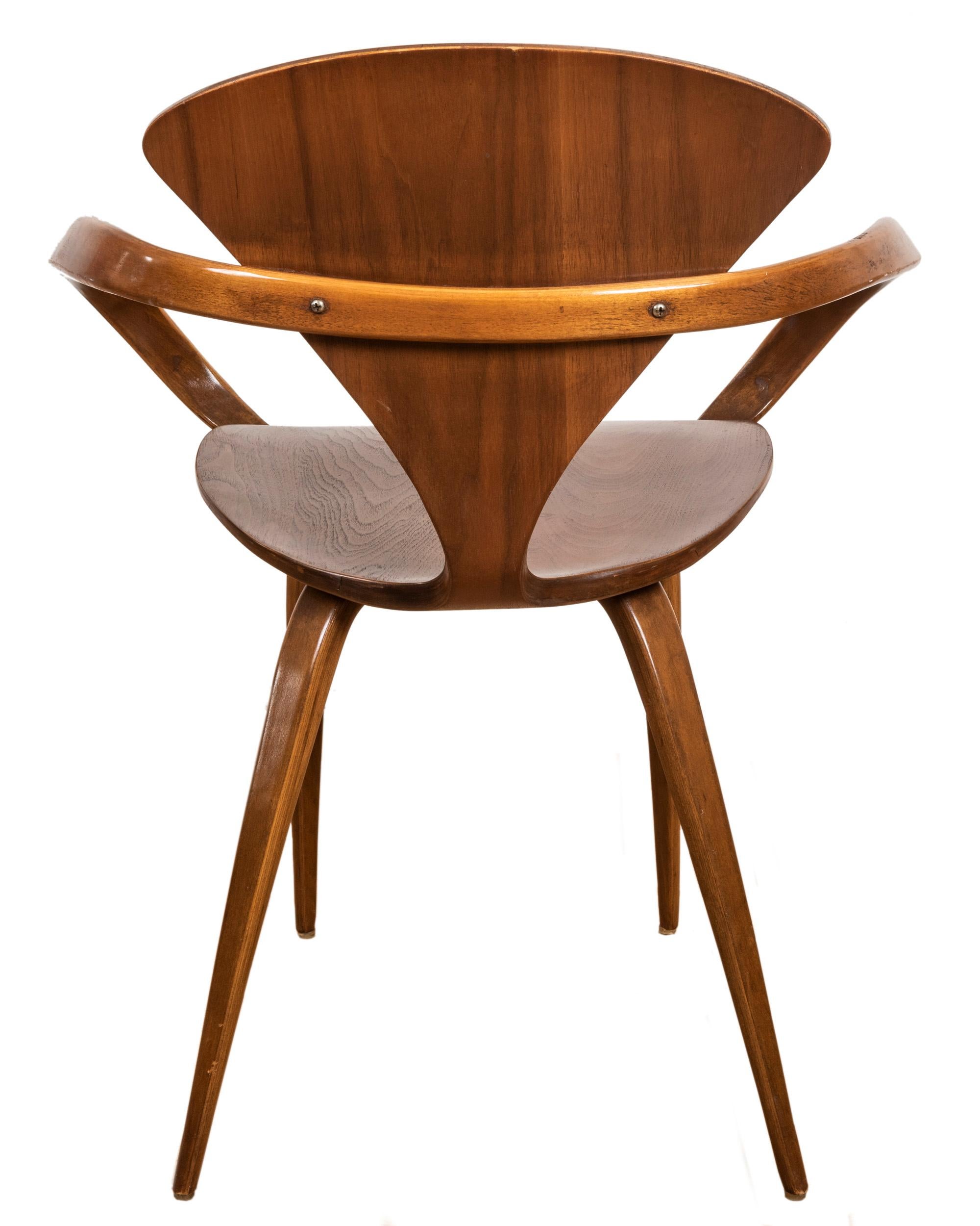 This iconic bentwood Pretzel armchair by Norman Cherner combines function with style and elegance.