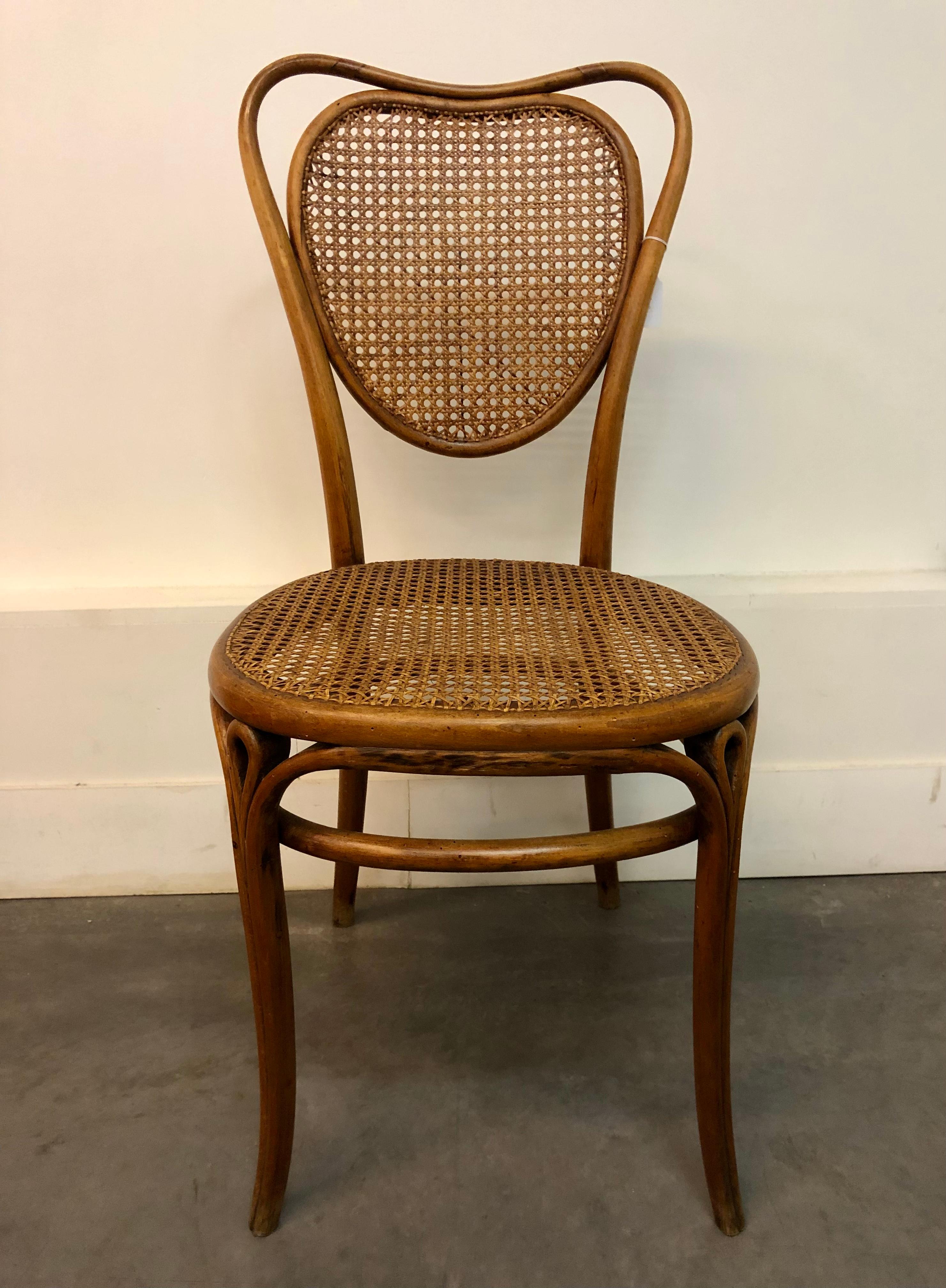 Early model of chair created by thonet in 1851 for first international exposition of London.
This example shows some differences with the 2 chairs on catalogue and is a mixed between the 2. It’s in relatively good condition but there are some