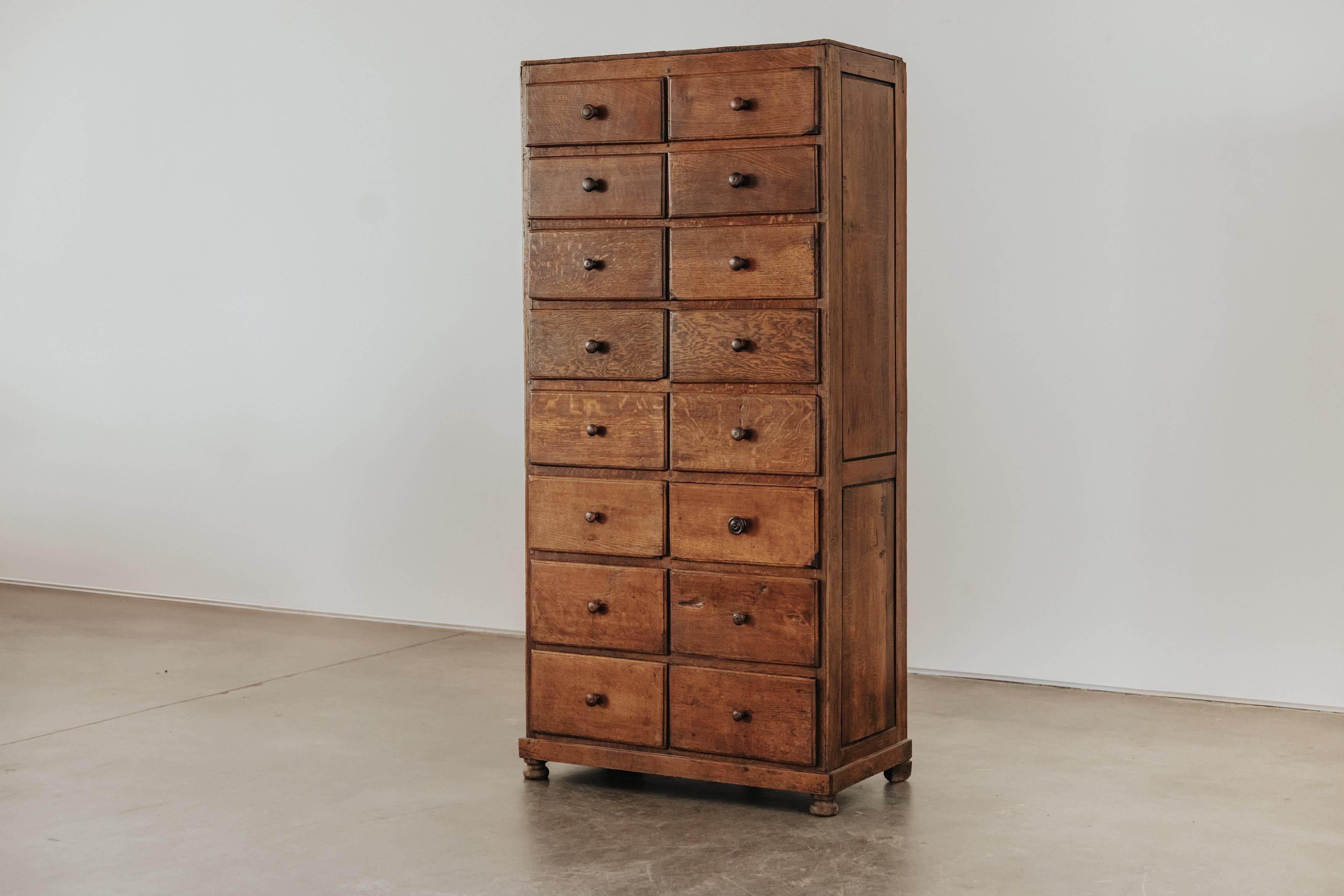 Européen Armoire d'apothicaire en chêne de France, vers 1920 en vente