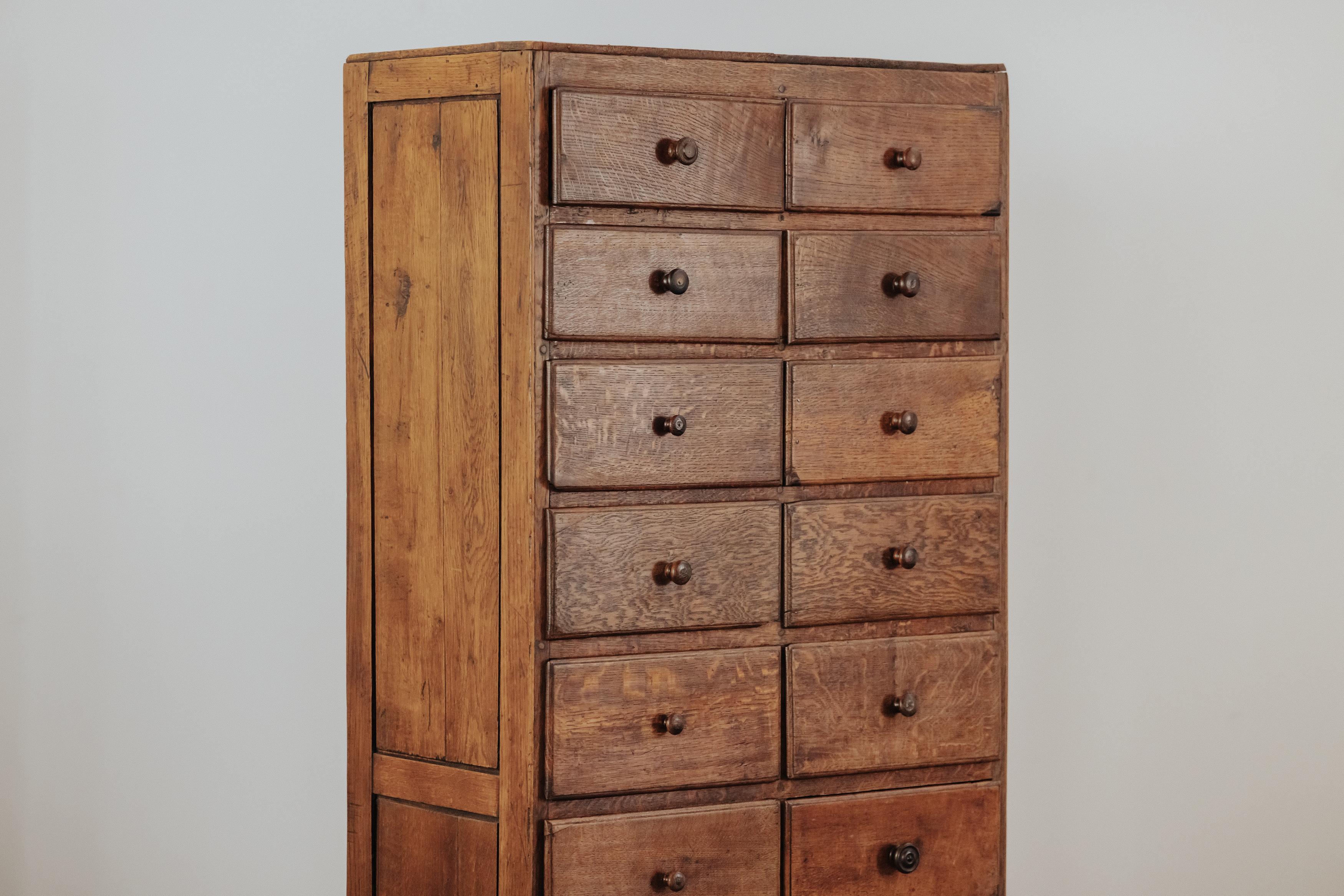 Armoire d'apothicaire en chêne de France, vers 1920 Bon état - En vente à Nashville, TN