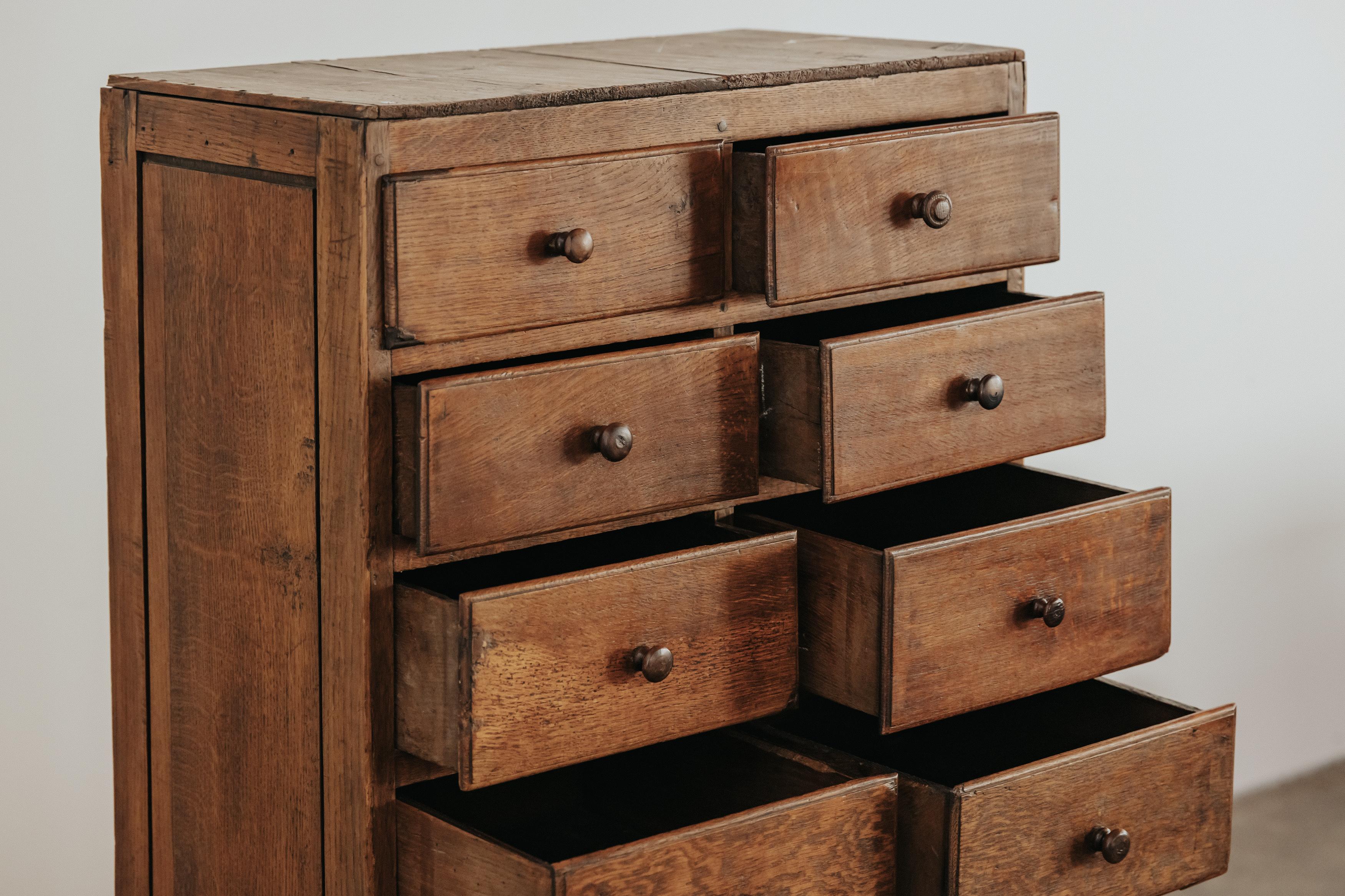 Début du 20ème siècle Armoire d'apothicaire en chêne de France, vers 1920 en vente