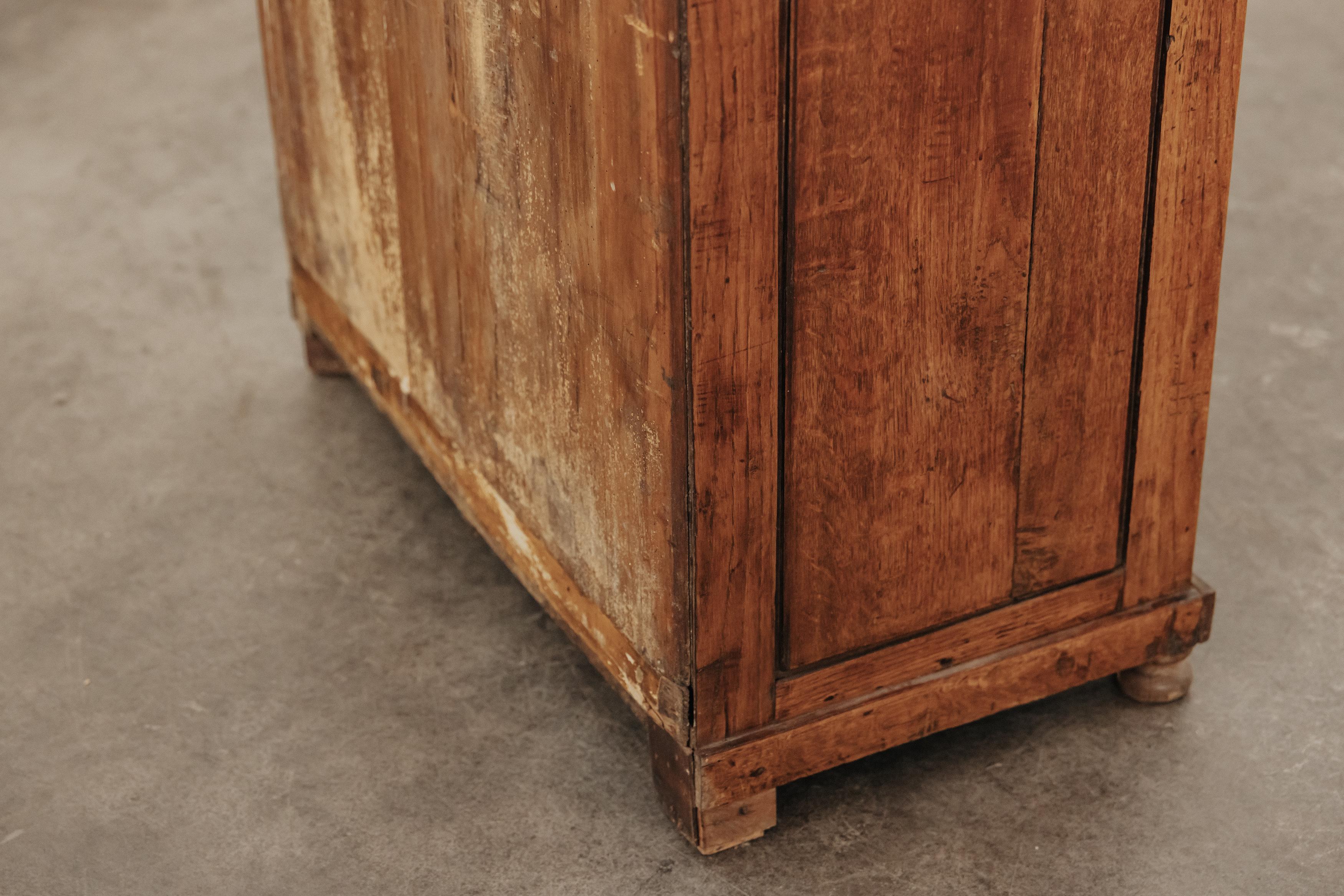 Armoire d'apothicaire en chêne de France, vers 1920 en vente 1