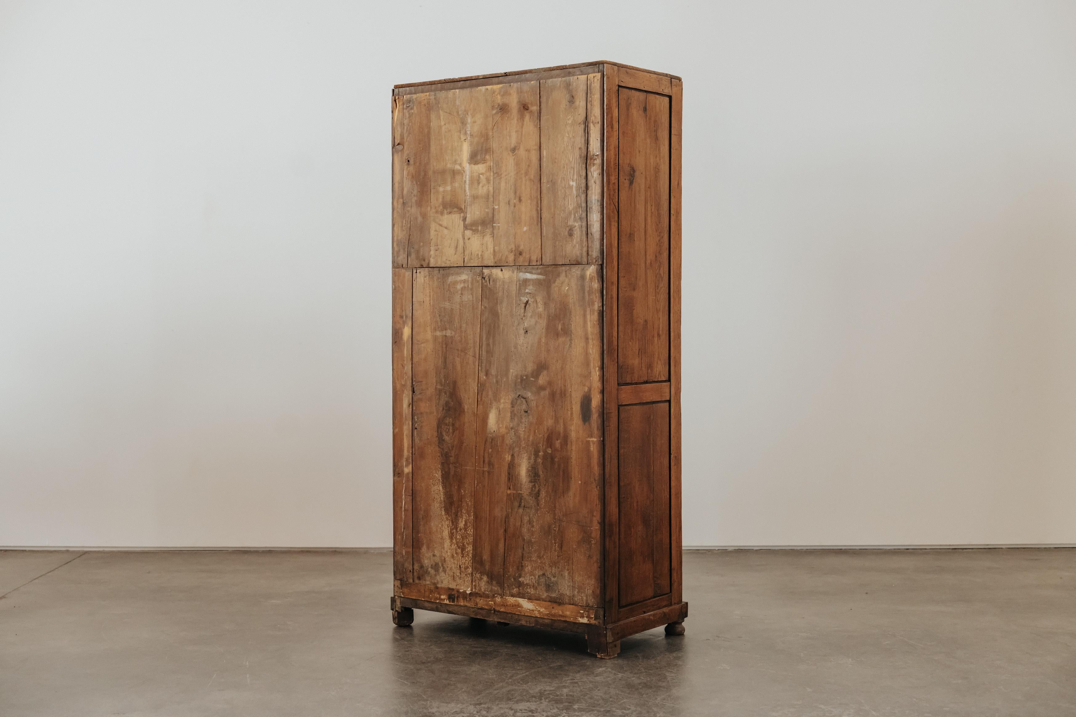 Armoire d'apothicaire en chêne de France, vers 1920 en vente 3