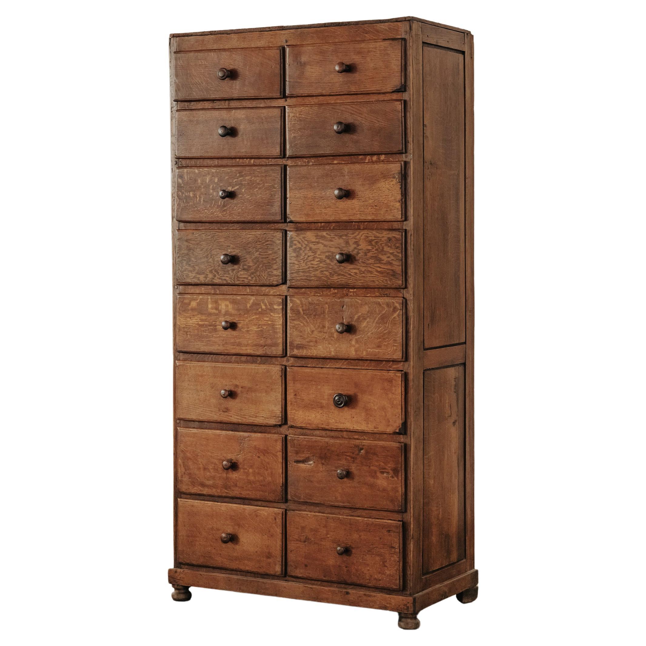 Armoire d'apothicaire en chêne de France, vers 1920 en vente