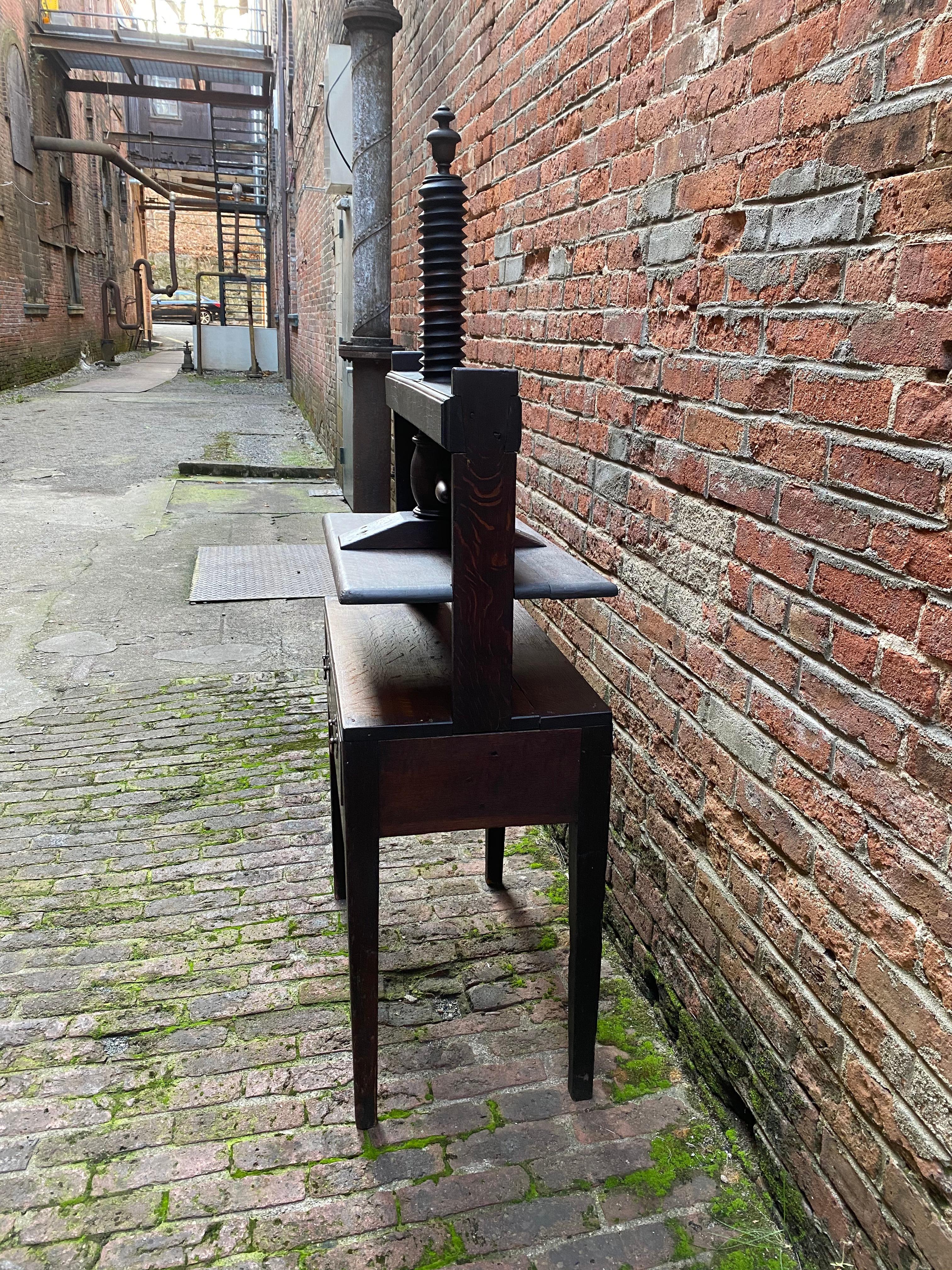 Early Oak Linen Press In Good Condition In Garnerville, NY