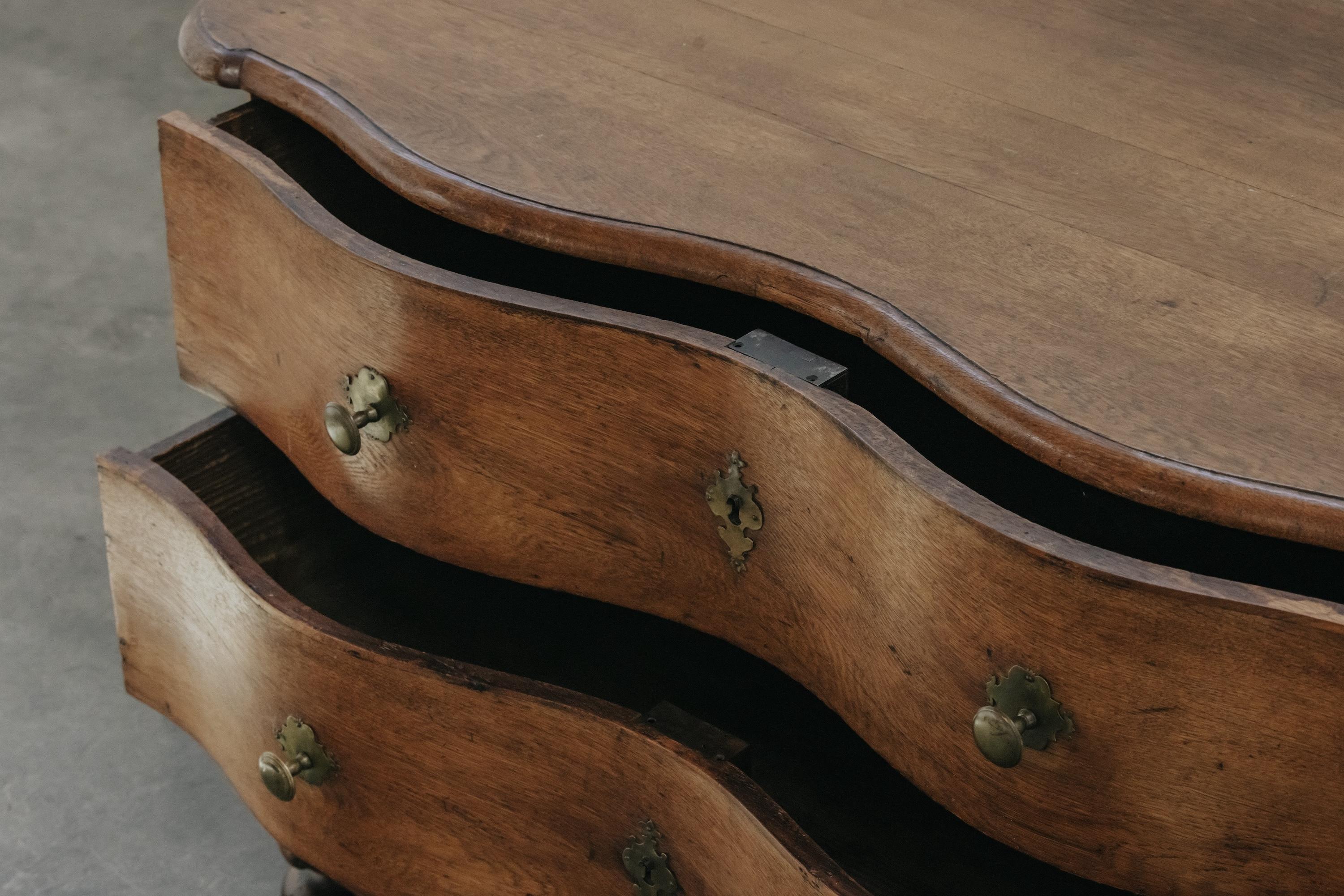 Early Oak Commode From France, Circa 1800 In Good Condition In Nashville, TN