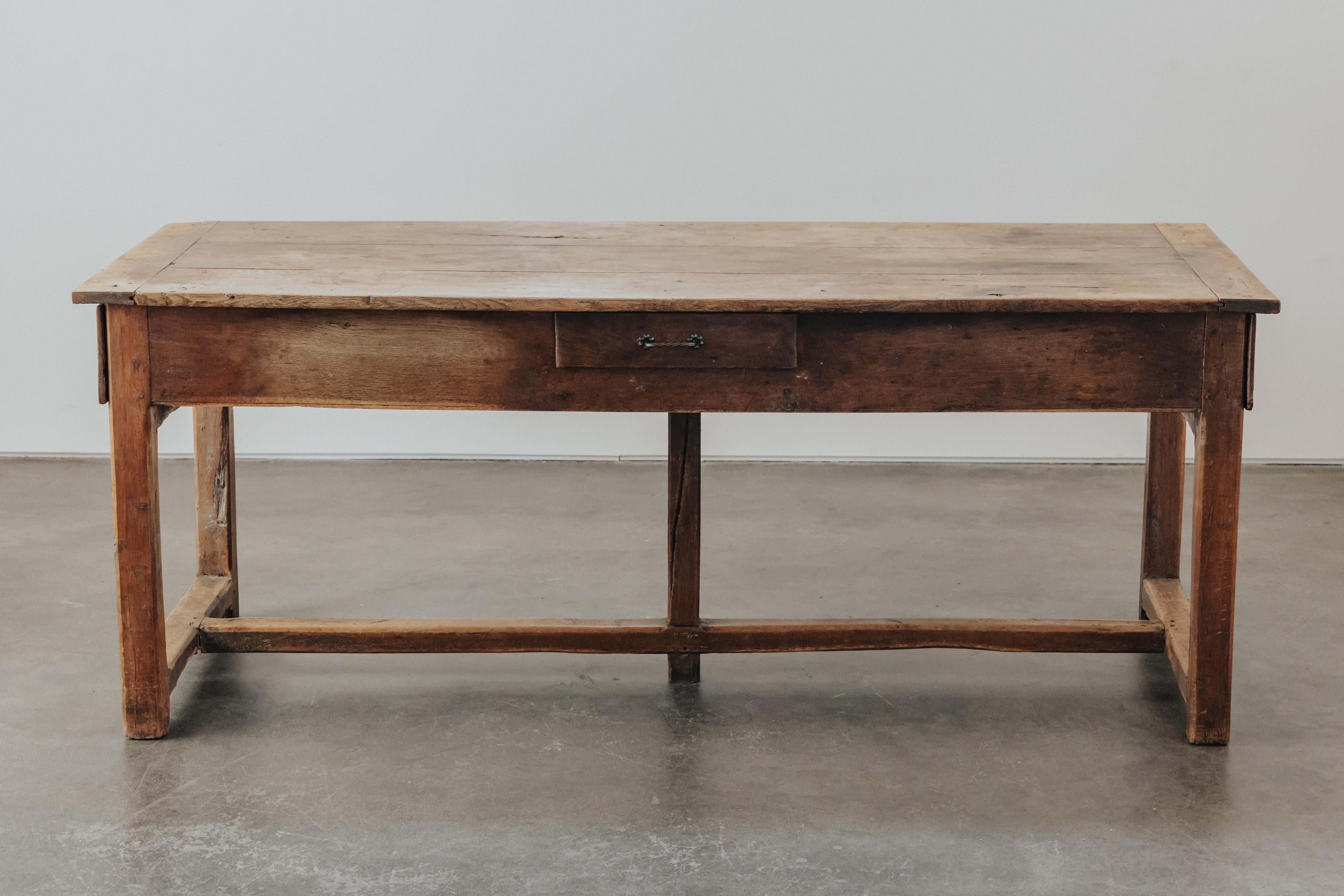 Table console en chêne de France, vers 1850.  Construction en chêne massif avec quincaillerie d'origine.  Belle patine et utilisation.