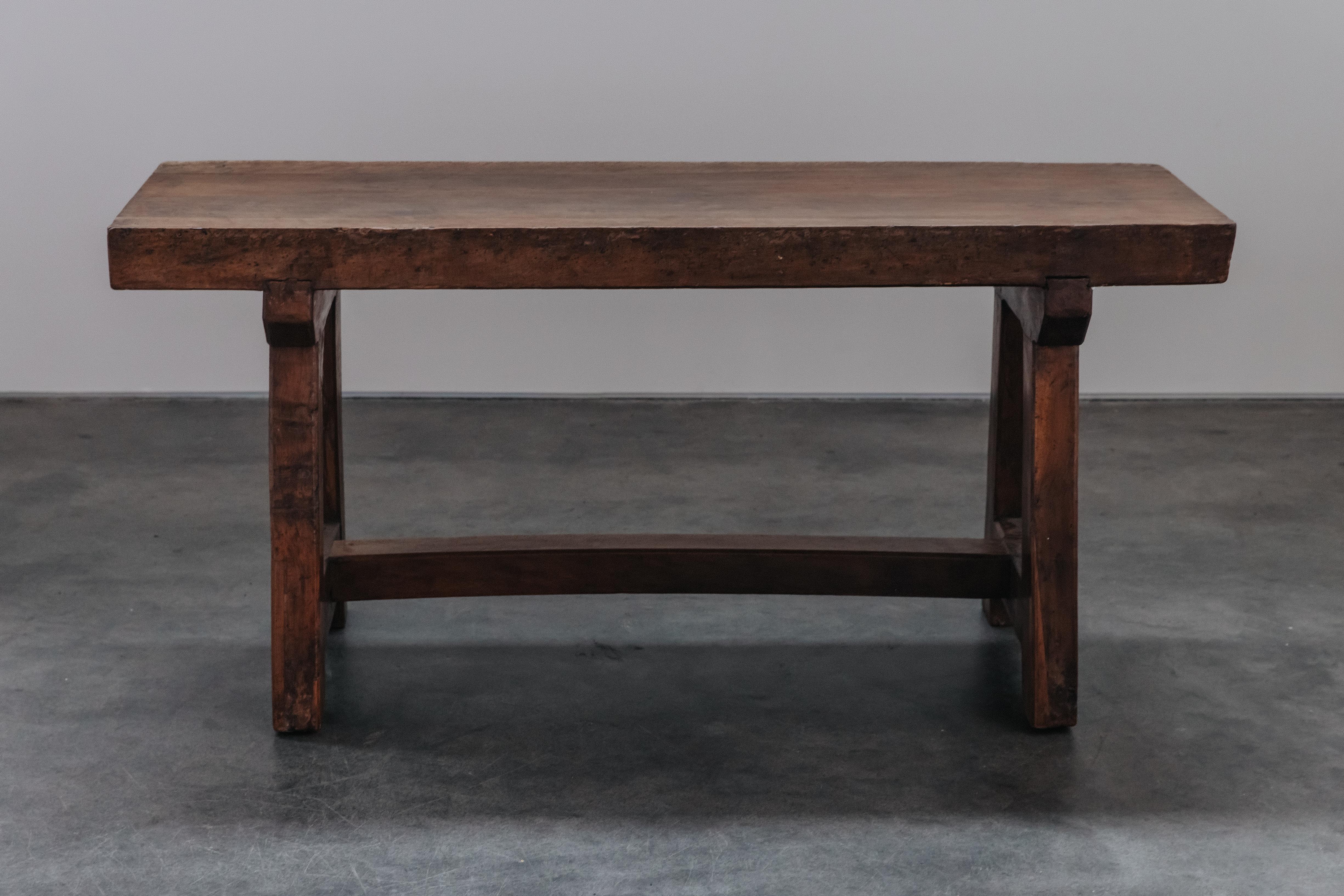 Table console en chêne d'Italie, vers 1820.  Construction en chêne massif avec une superbe patine d'usage.
