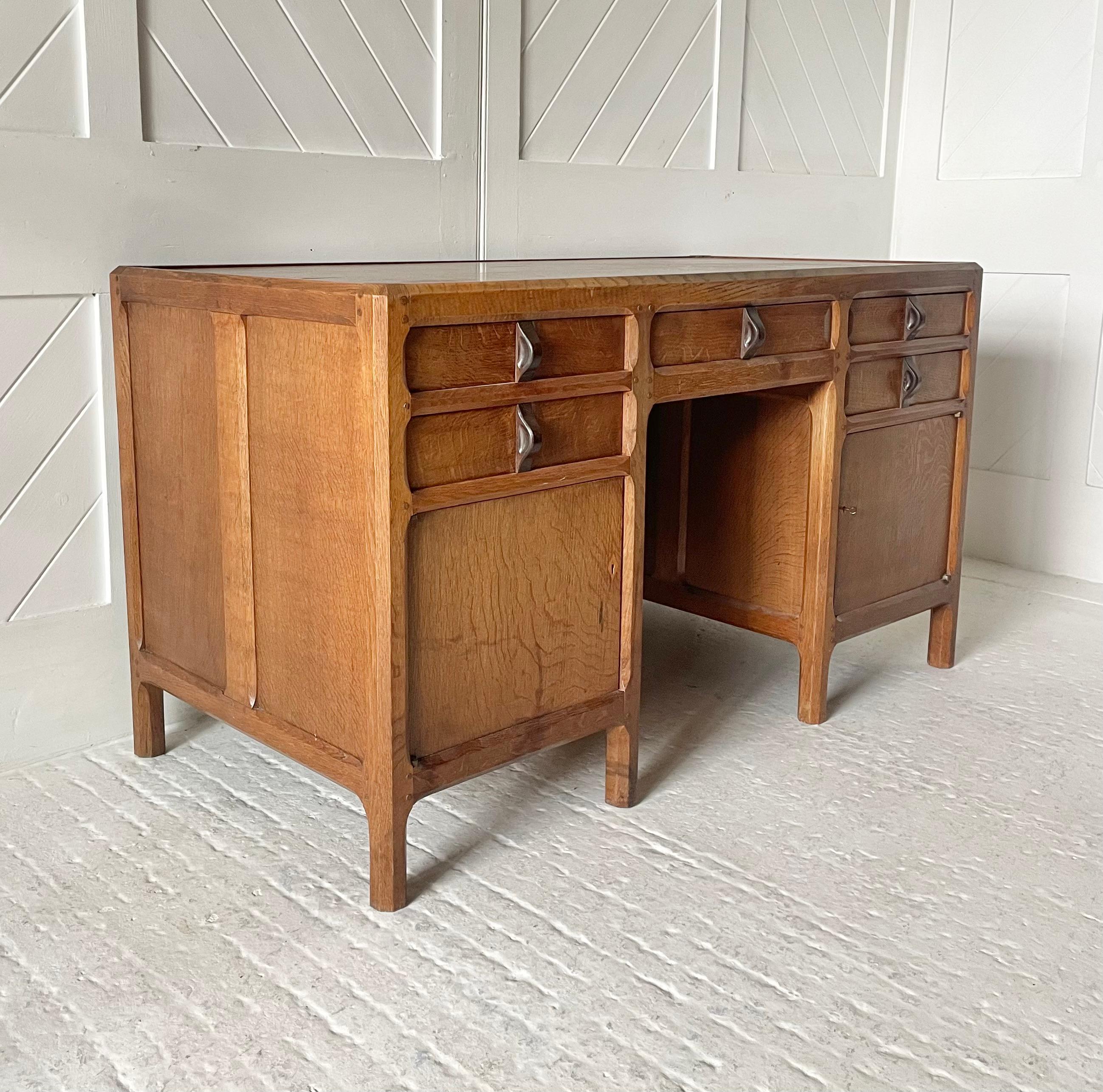 Scrivania Arts & Crafts molto antica in Oak

Con 5 cassetti e 2 ante di armadio

Quercia smussata, incastro a pioli con chiave e cerniere originali

Maniglie di Laburnham

Datato 1923

Etichetta originale 
