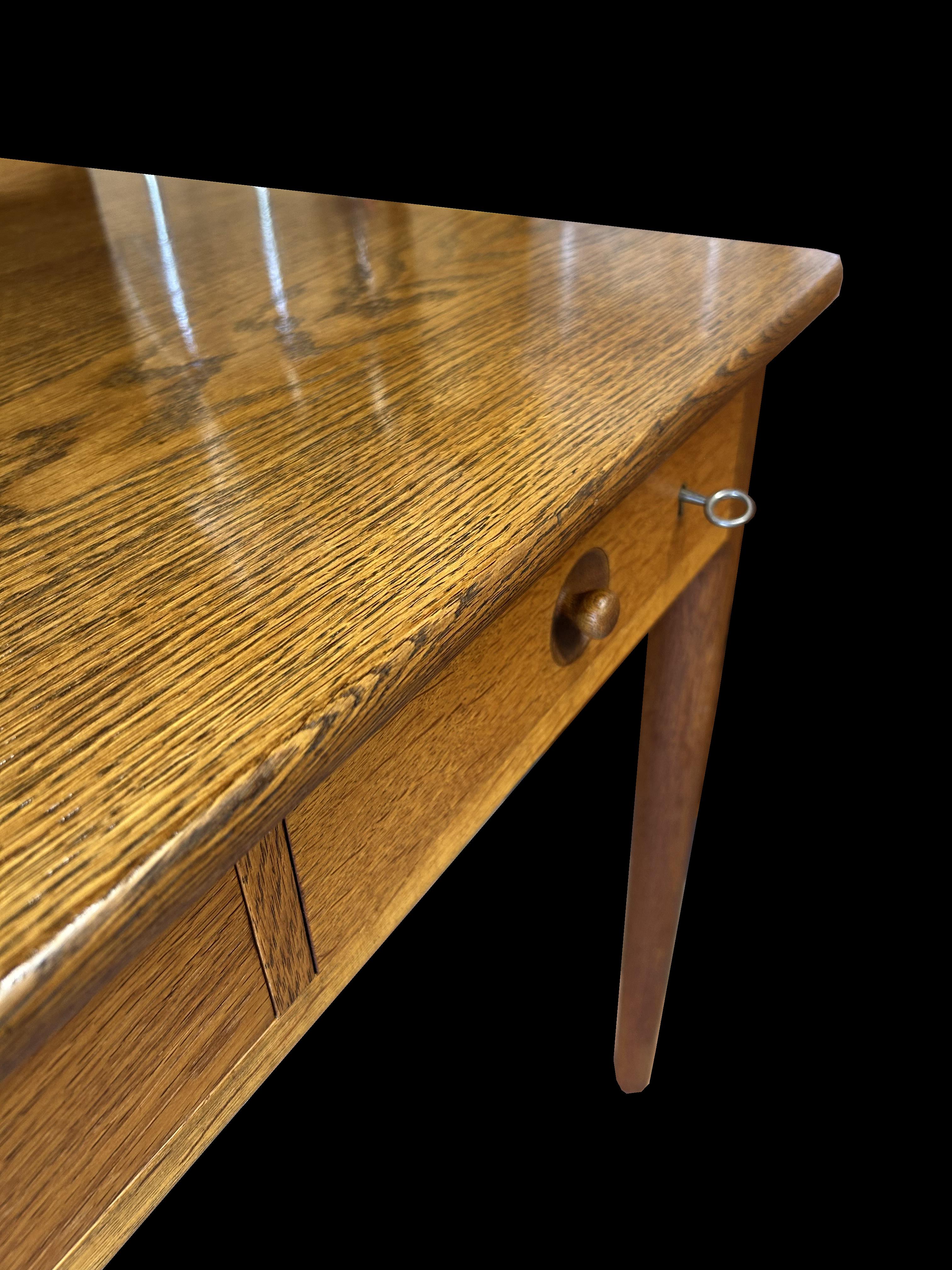 Si tratta di un delizioso esempio di scrivania classica di Hans J. Wegner e prodotta da Andreas Tuck, in ottime condizioni, come mostrano le foto.