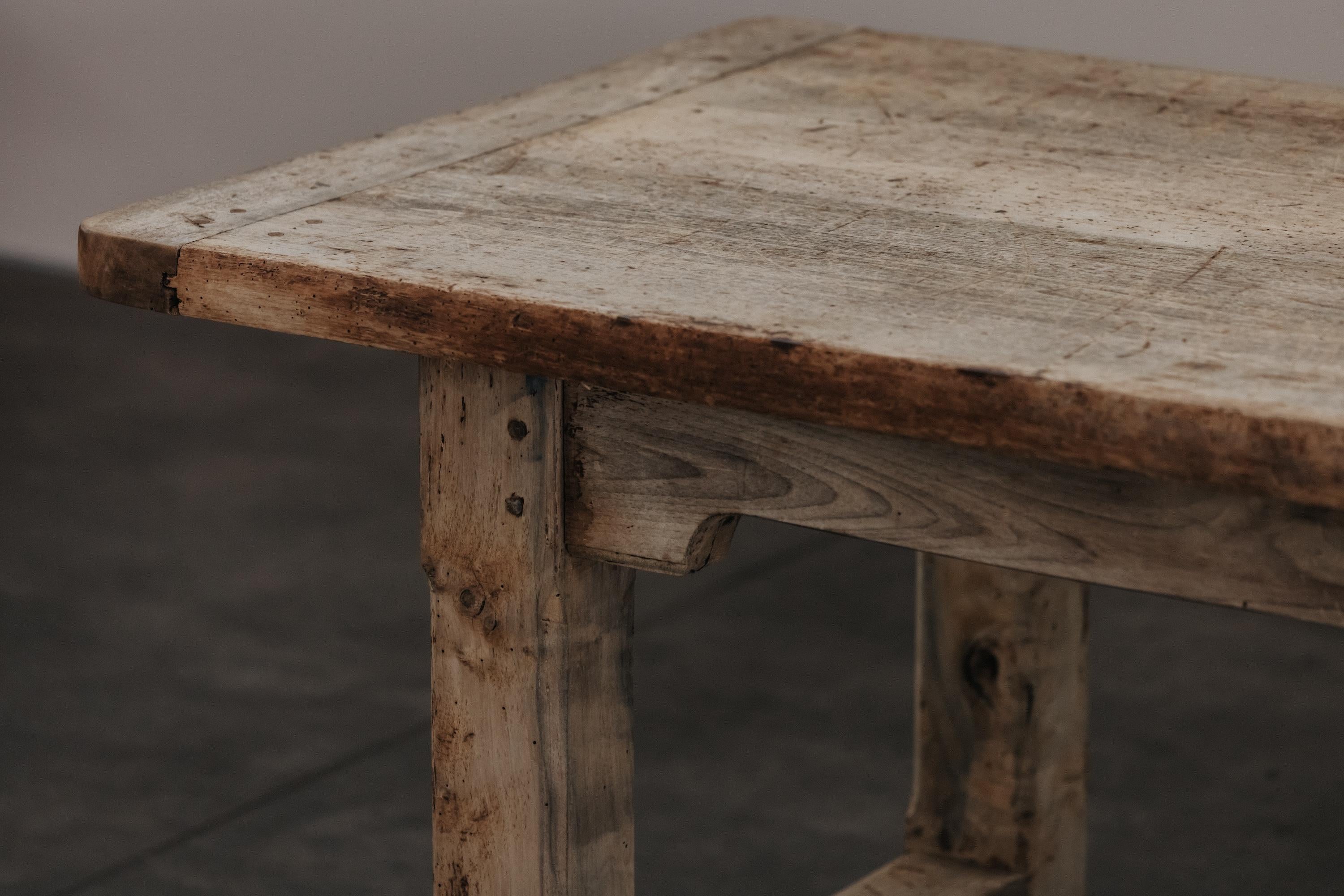 Table de salle à manger en chêne ancien d'Italie,  Circa 1850.  Construction solide en chêne clair avec une bonne usure et une bonne utilisation.