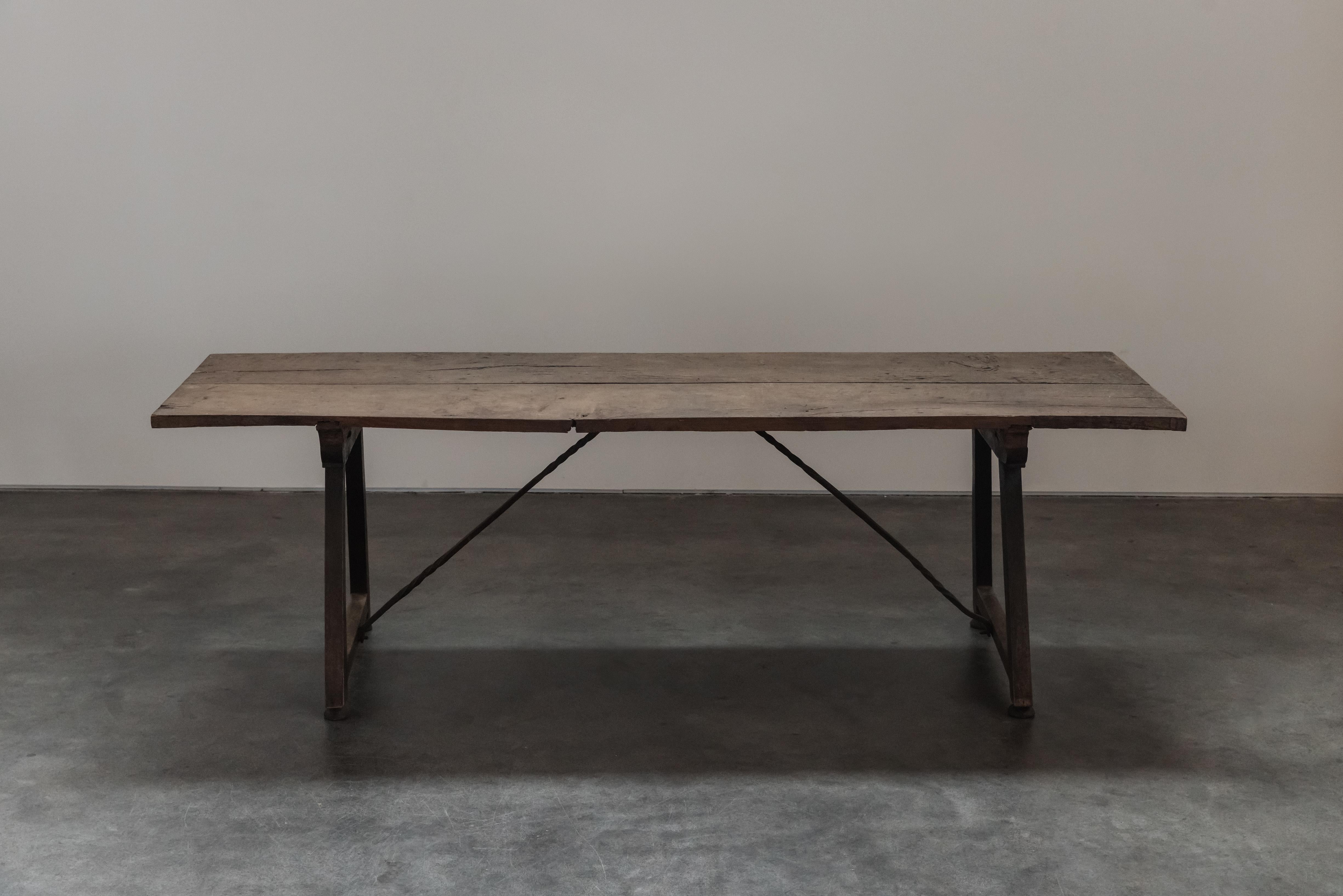 Table de salle à manger en chêne ancien d'Espagne, vers 1800.  Plateau et pieds en chêne massif avec un châssis en fonte.  Belle patine et utilisation.