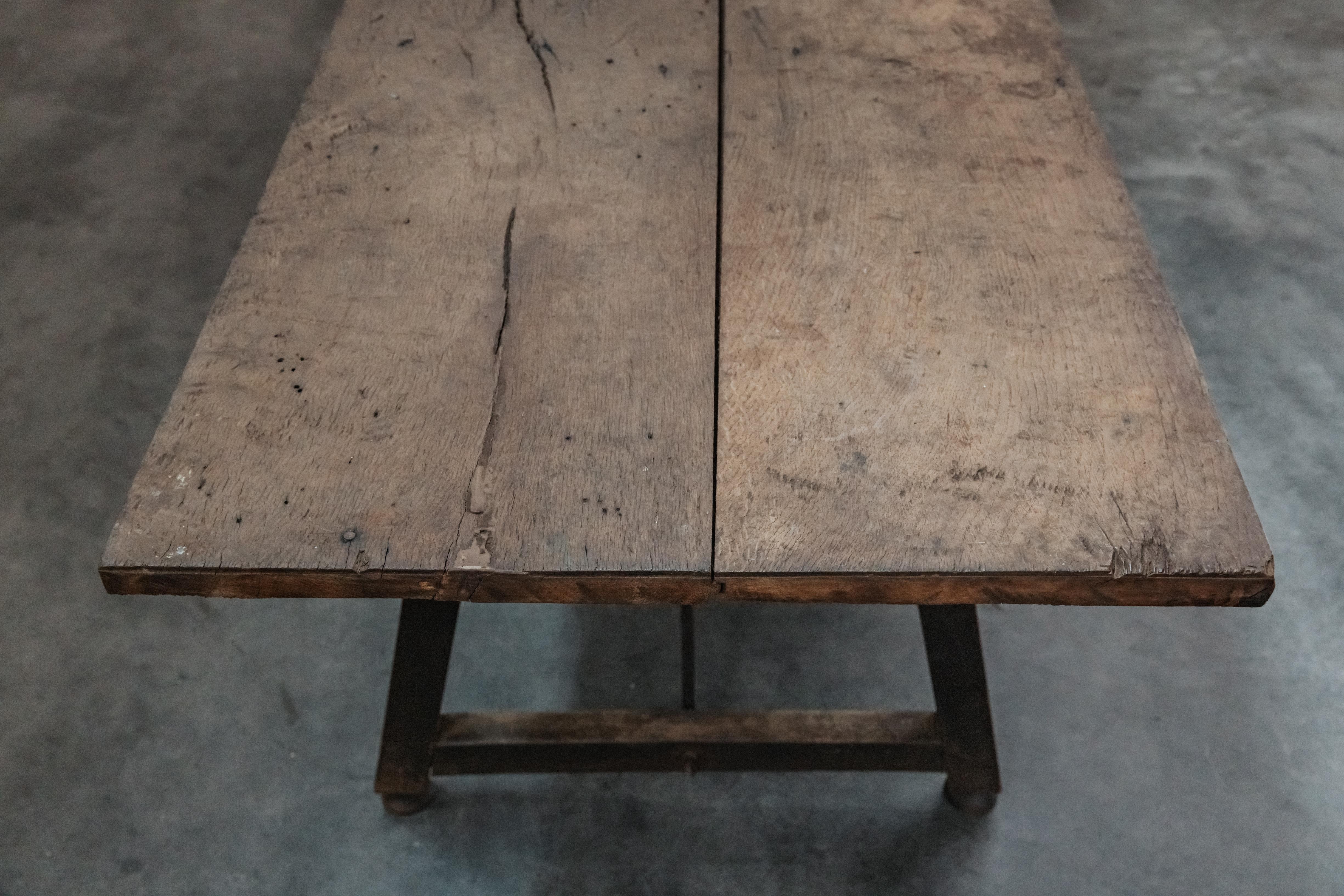 Début du XIXe siècle Table de salle à manger en Oak d'Espagne, vers 1800 en vente