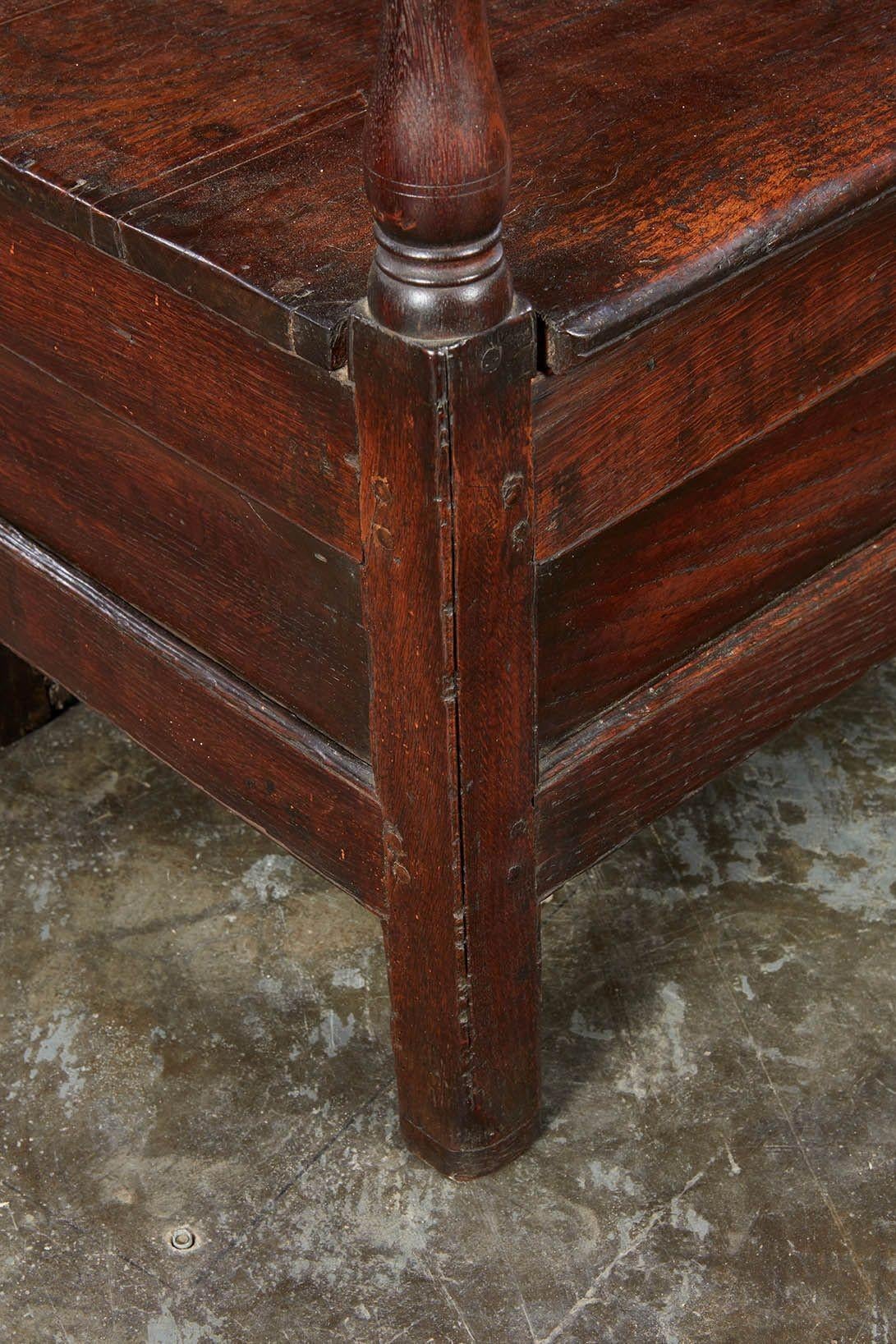 Banc à dossier lambrissé en chêne ancien en vente 1
