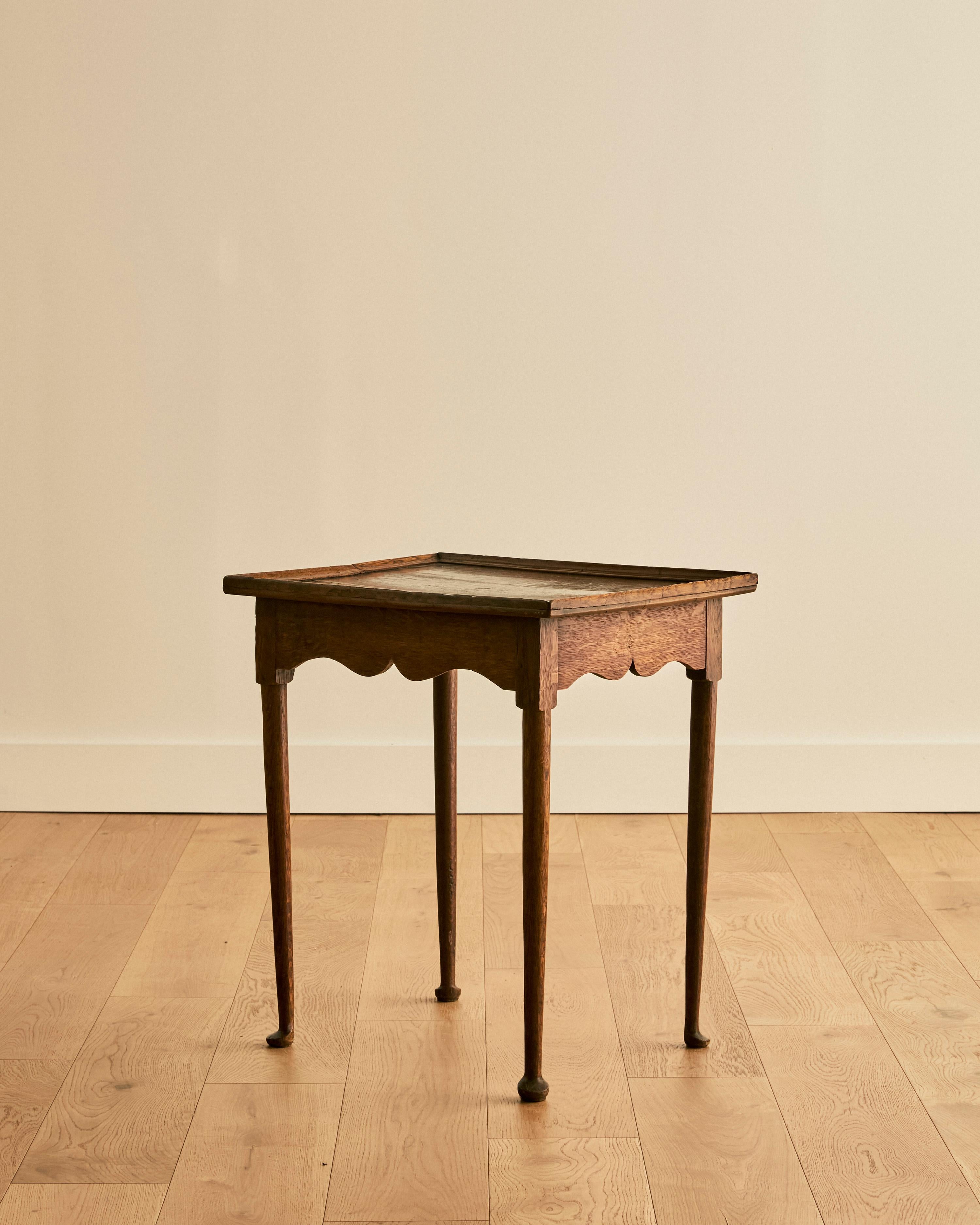 Early Oak Queen Anne Tea Table c. 1700's Bon état - En vente à Long Island City, NY