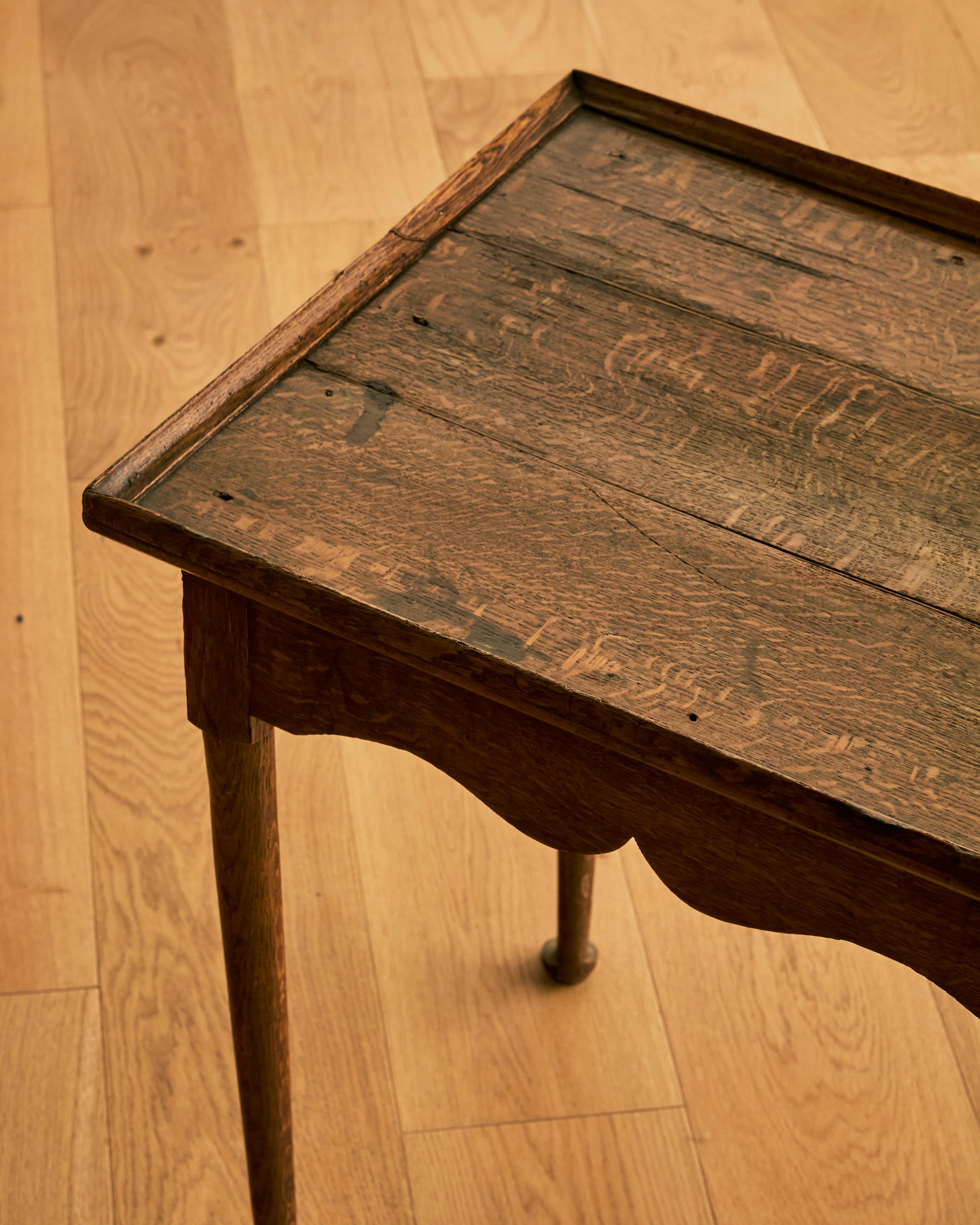 Early Oak Queen Anne Tea Table c. 1700's en vente 2