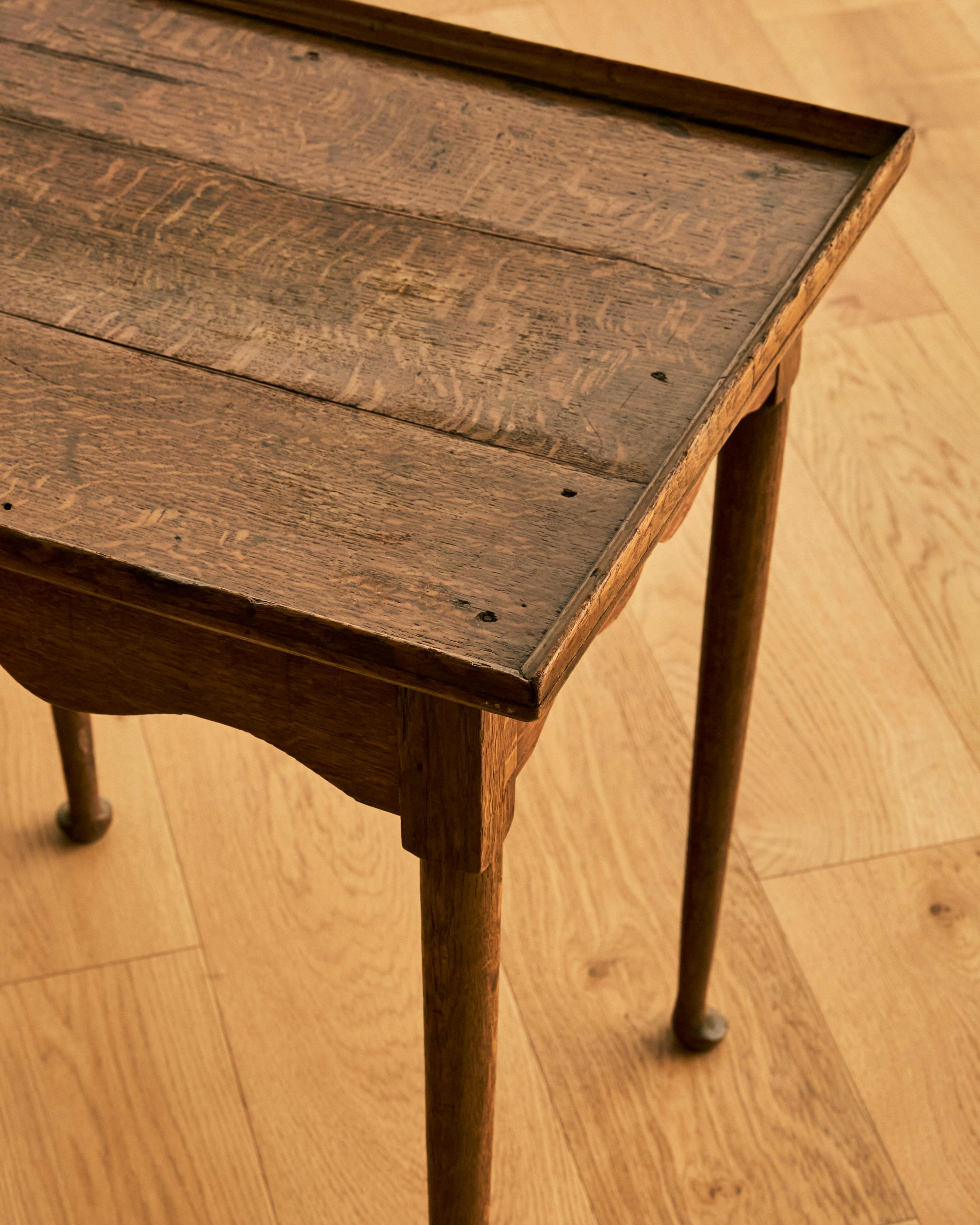 Early Oak Queen Anne Tea Table c. 1700's en vente 3