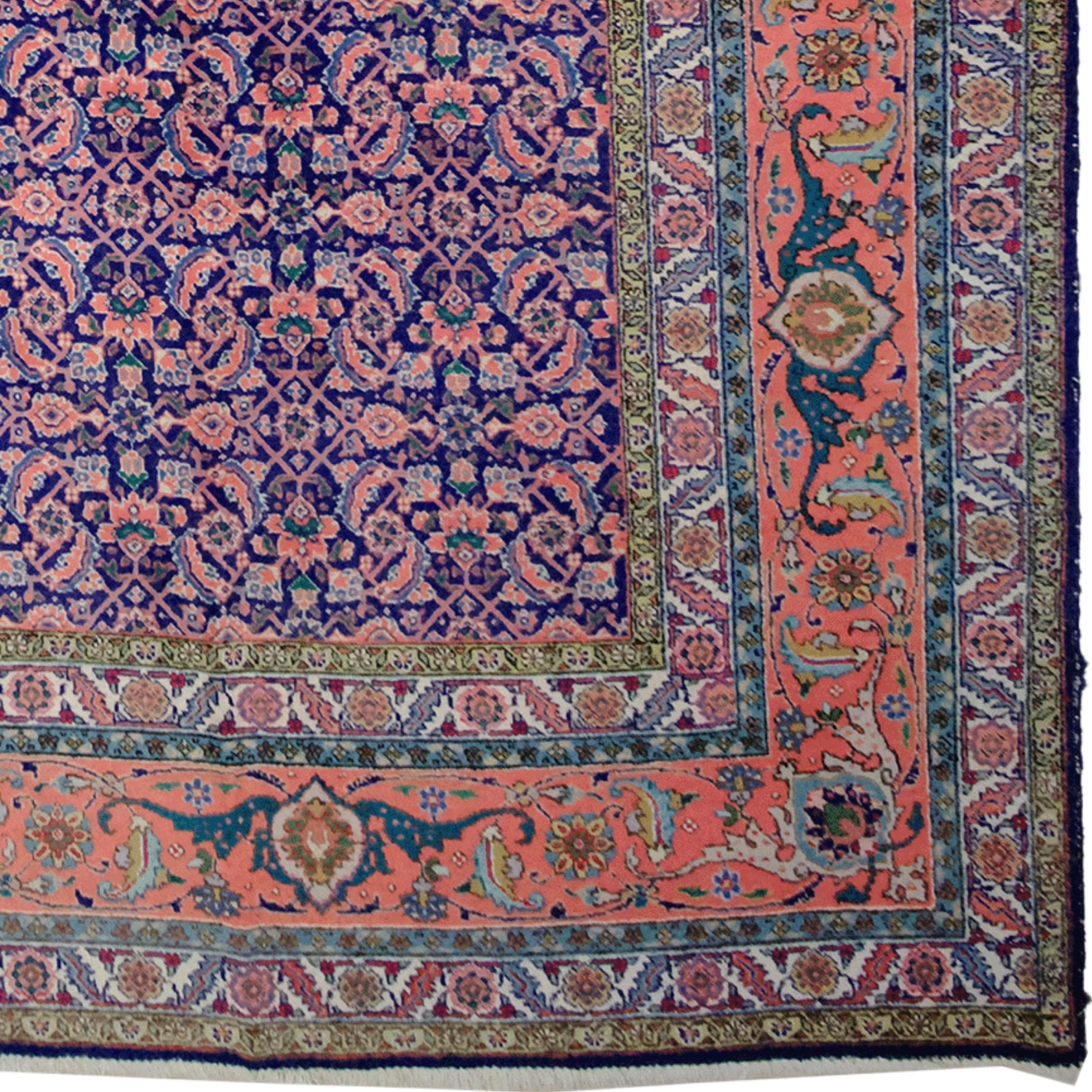Early of the 20th Century Antique Tabriz Carpet In Good Condition For Sale In Sultanahmet, 34