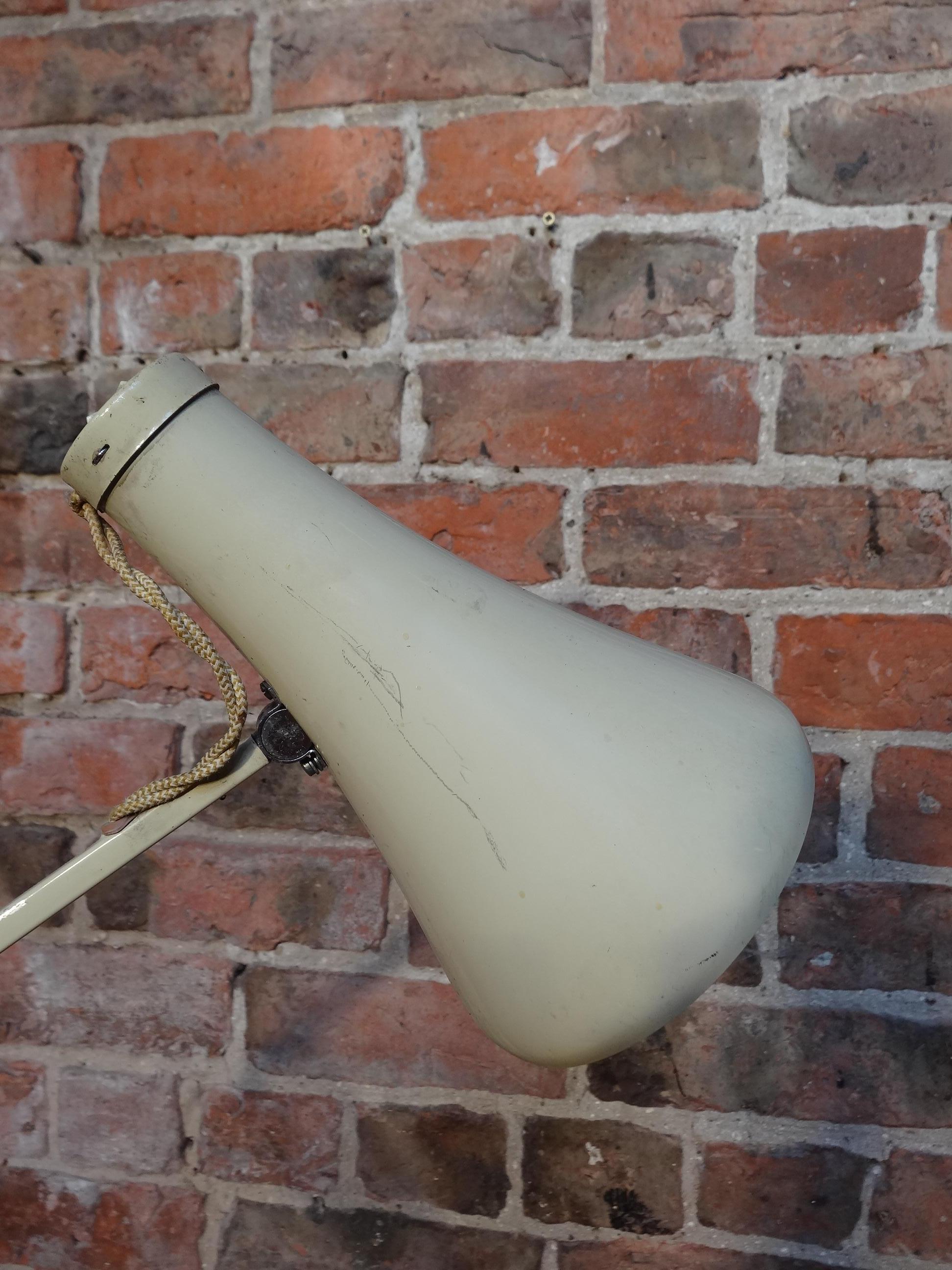 Lampe Anglepoise grise conçue par George Carwardine pour Herbert Terry.

Mesure : H 71cm, D 15cm, W 30cm.