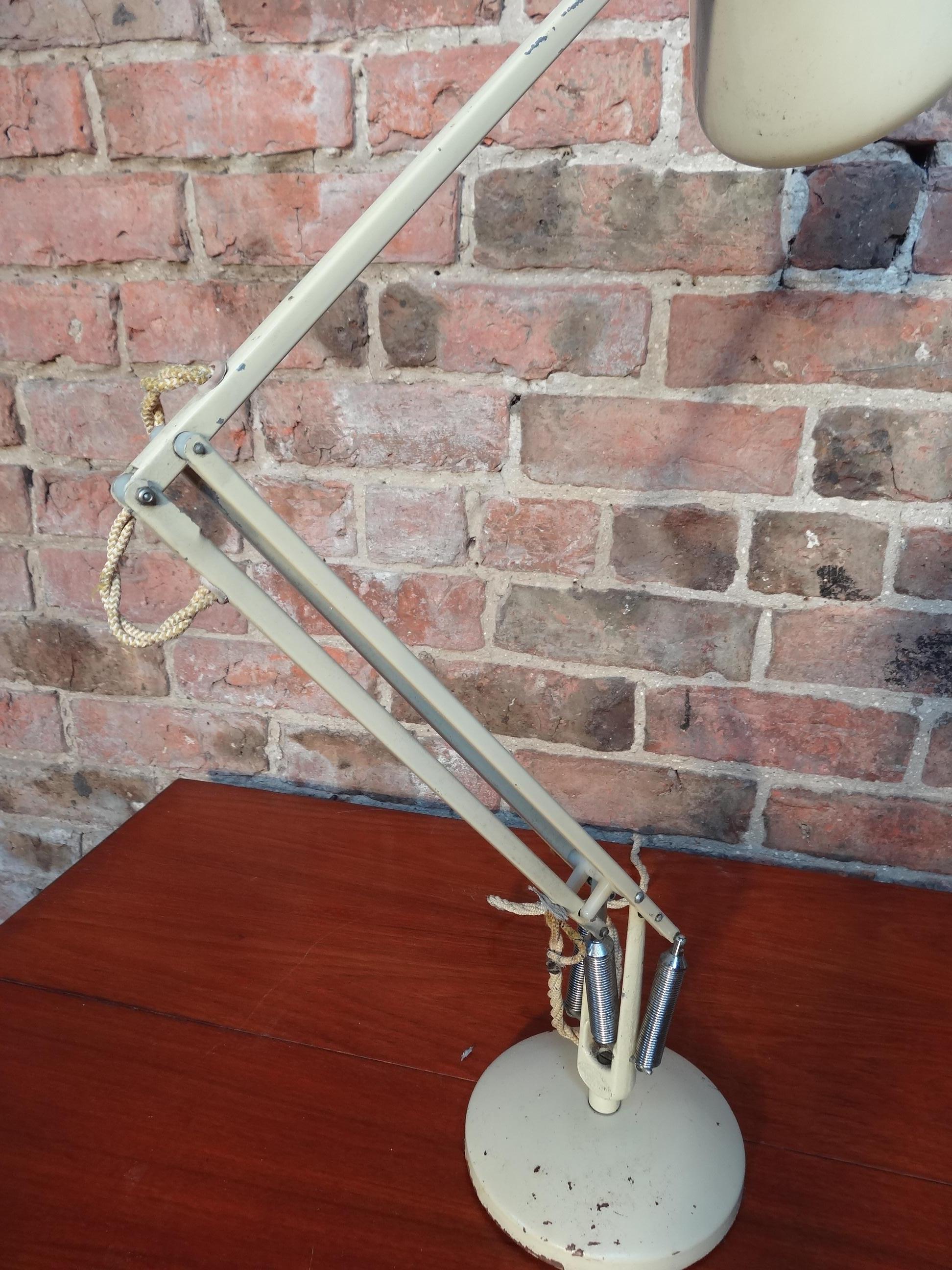 Frühe weiße Anglepoise-Lampe, entworfen von George Carwardine für Herbert Terry (Moderne der Mitte des Jahrhunderts) im Angebot