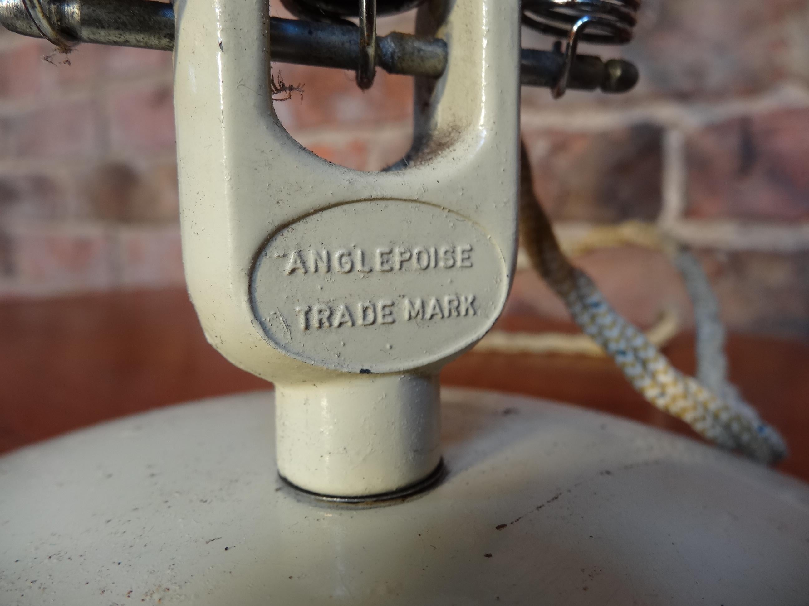 Britannique Lampe Anglepoise blanche cassée conçue par George Carwardine pour Herbert Terry en vente