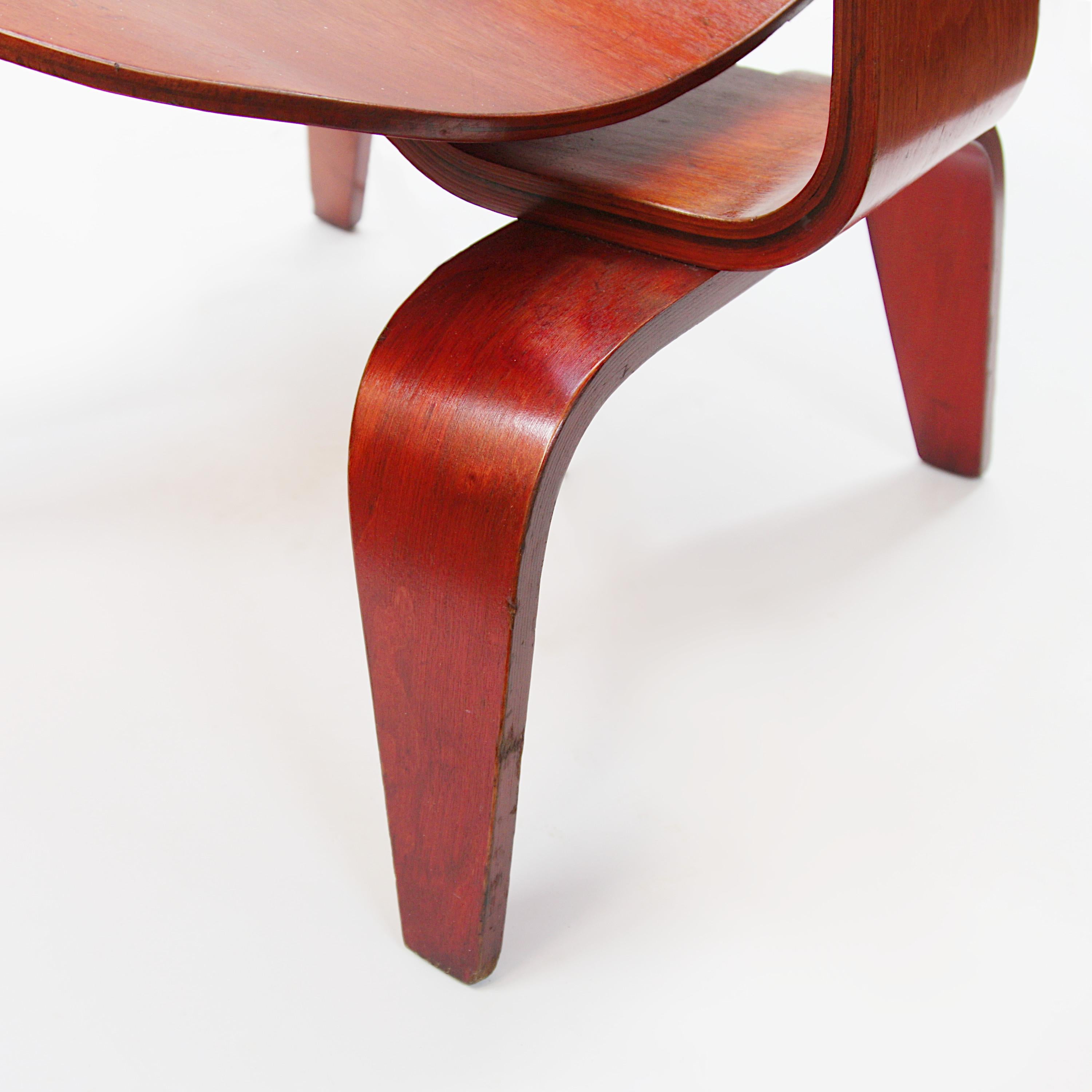Chaise longue originale LCW des années 40 en contreplaqué d'aniline rouge de Charles & Ray Eames 2