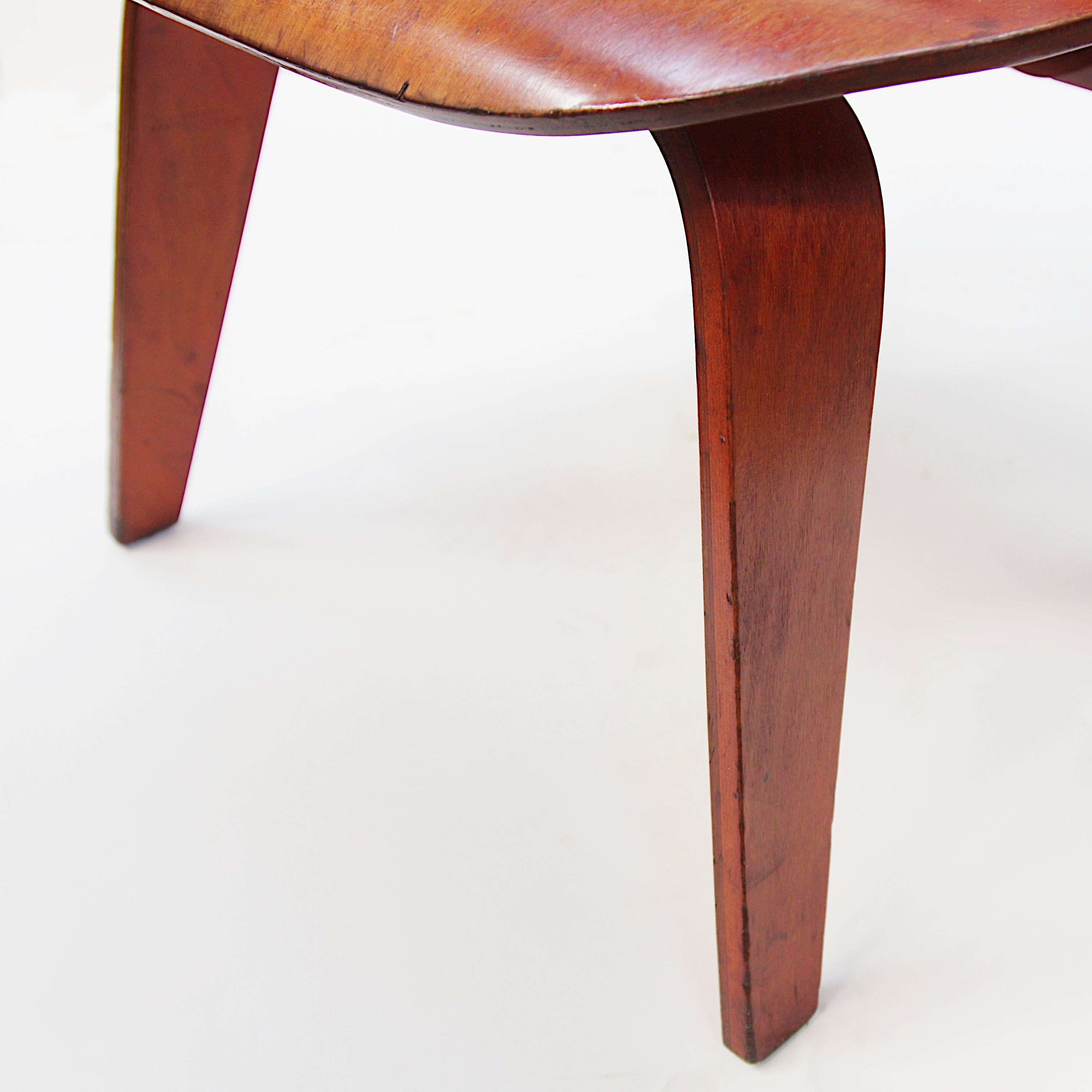 Chaise longue originale LCW des années 40 en contreplaqué d'aniline rouge de Charles & Ray Eames 3