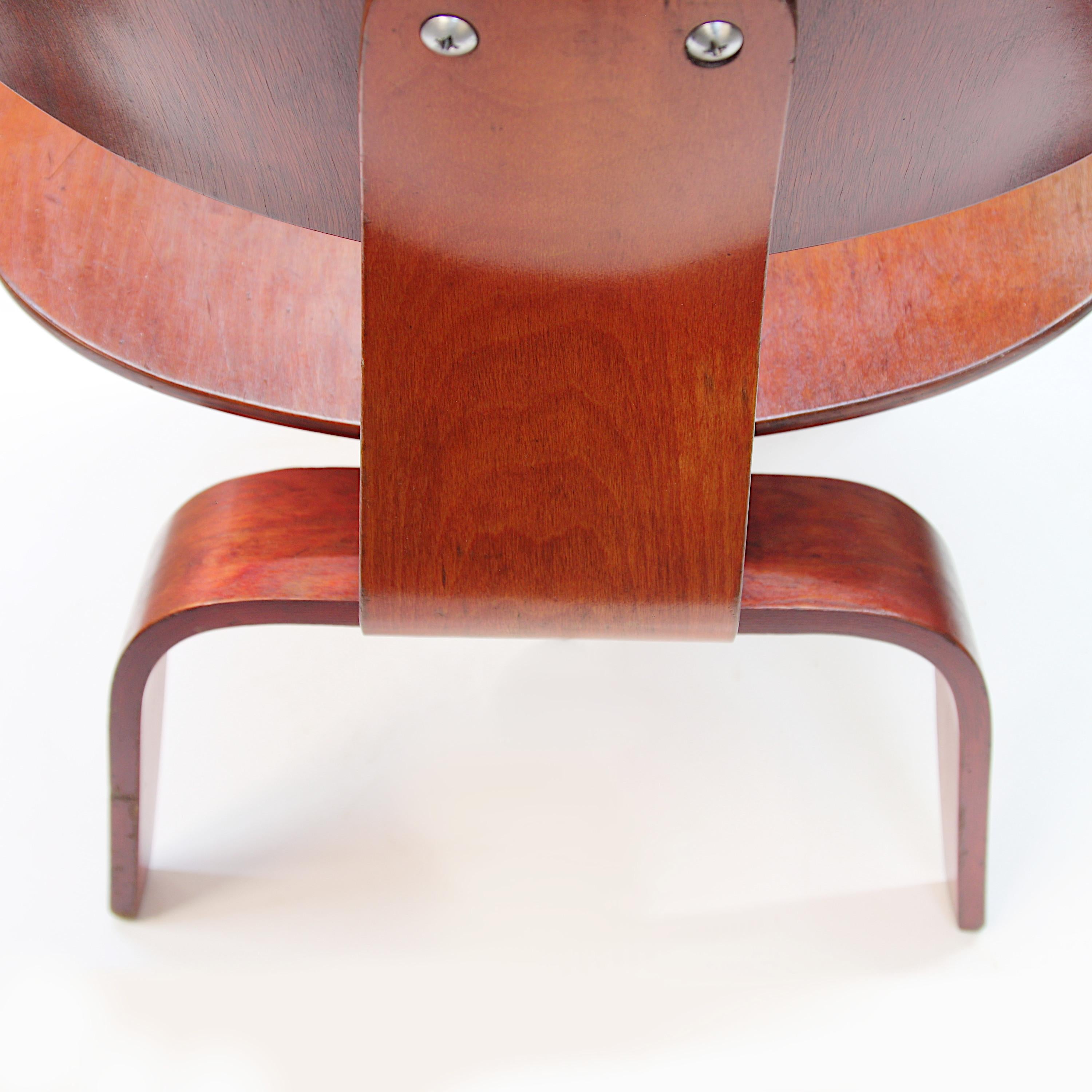 Chaise longue originale LCW des années 40 en contreplaqué d'aniline rouge de Charles & Ray Eames 4
