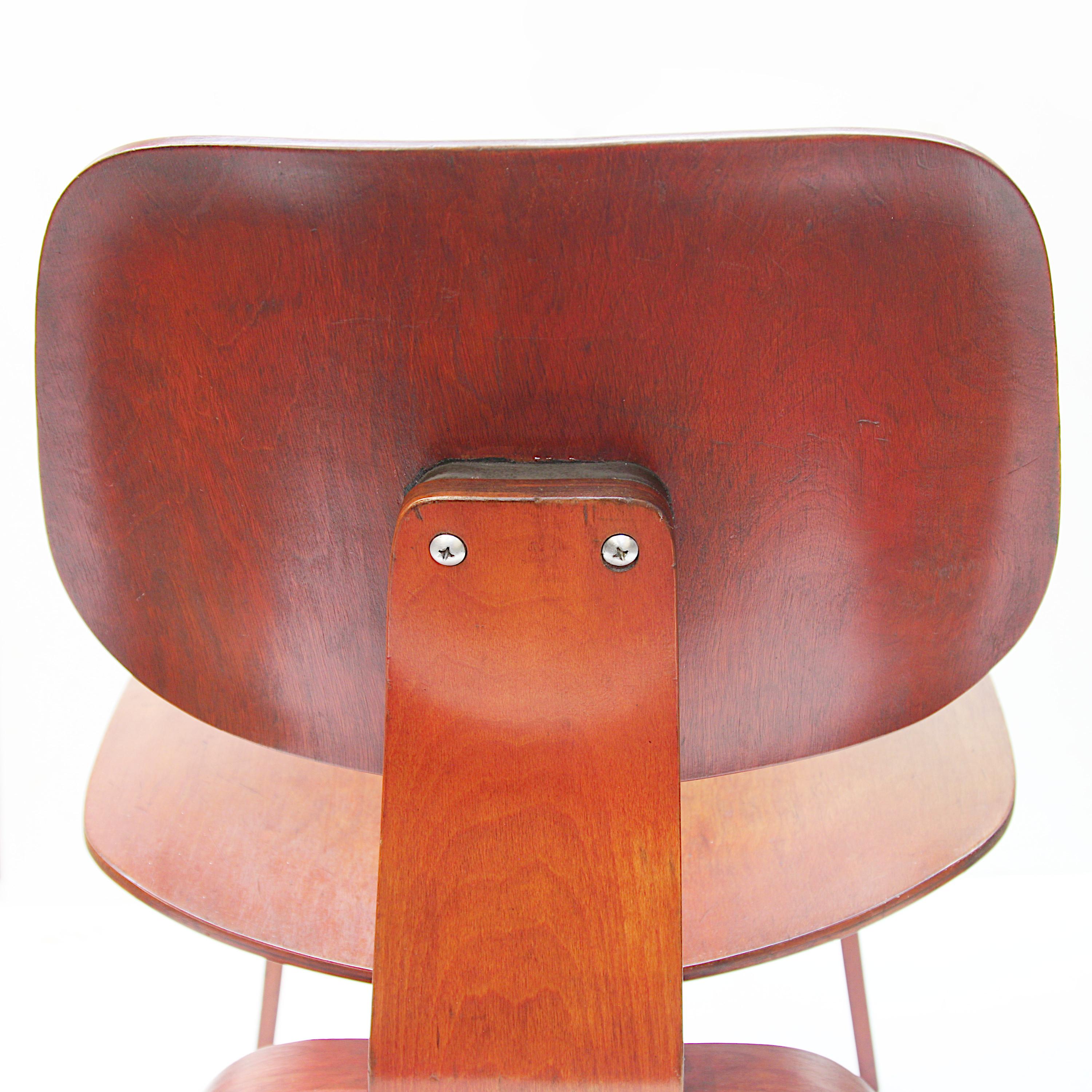 Chaise longue originale LCW des années 40 en contreplaqué d'aniline rouge de Charles & Ray Eames 5