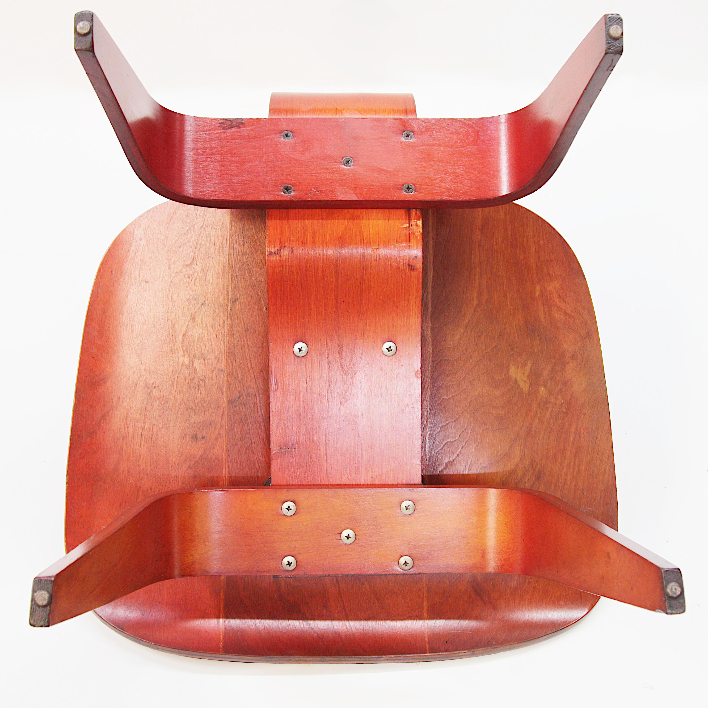 Chaise longue originale LCW des années 40 en contreplaqué d'aniline rouge de Charles & Ray Eames 6