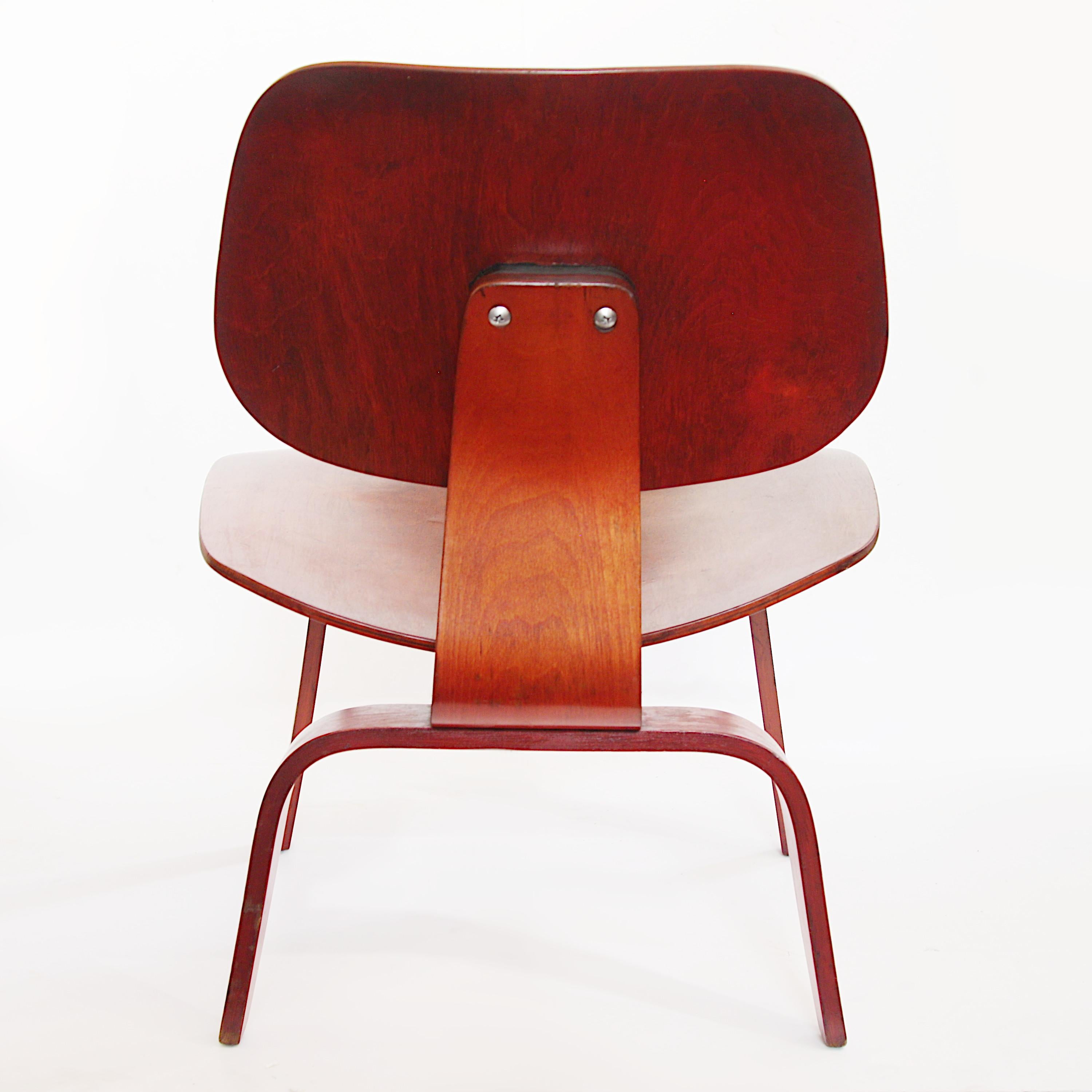 Mid-Century Modern Chaise longue originale LCW des années 40 en contreplaqué d'aniline rouge de Charles & Ray Eames
