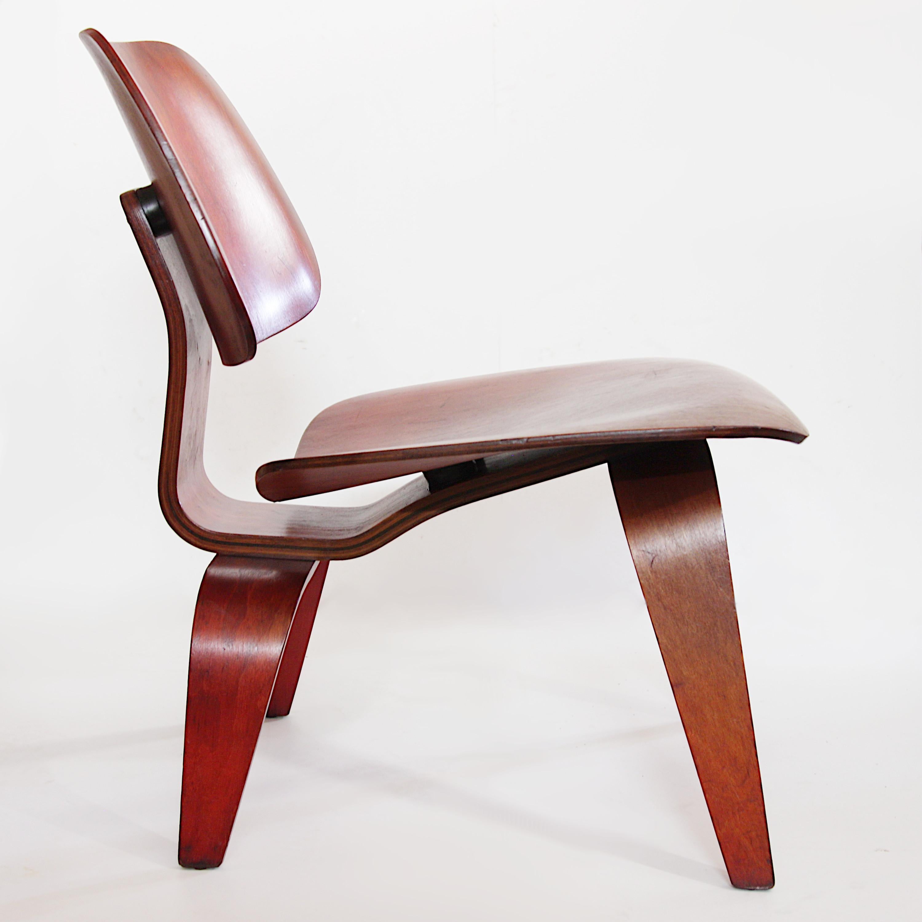 Américain Chaise longue originale LCW des années 40 en contreplaqué d'aniline rouge de Charles & Ray Eames