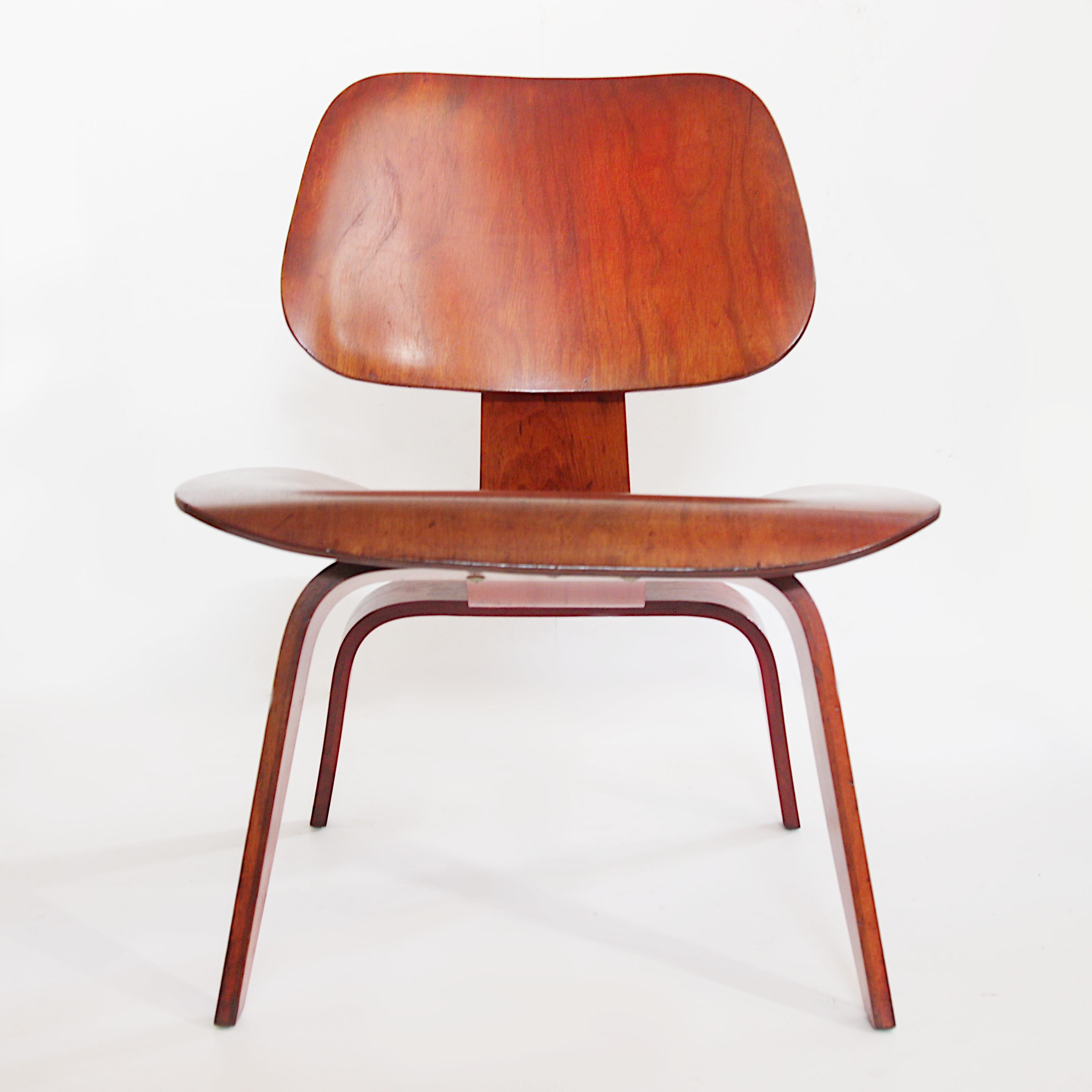 Chaise longue originale LCW des années 40 en contreplaqué d'aniline rouge de Charles & Ray Eames Bon état à Lafayette, IN