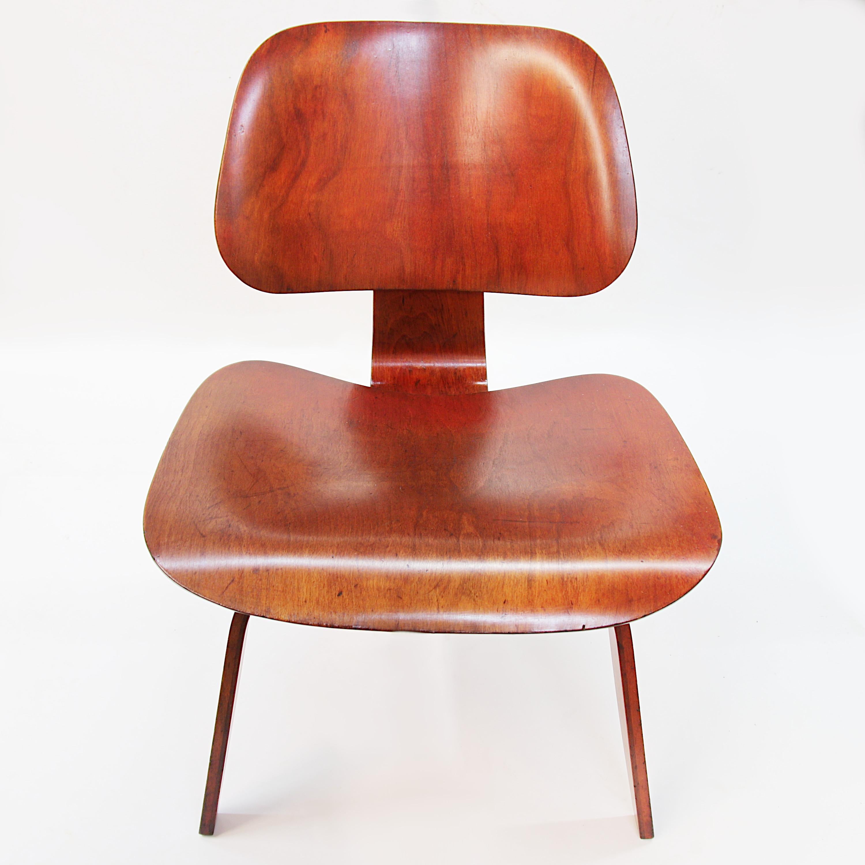 Milieu du XXe siècle Chaise longue originale LCW des années 40 en contreplaqué d'aniline rouge de Charles & Ray Eames