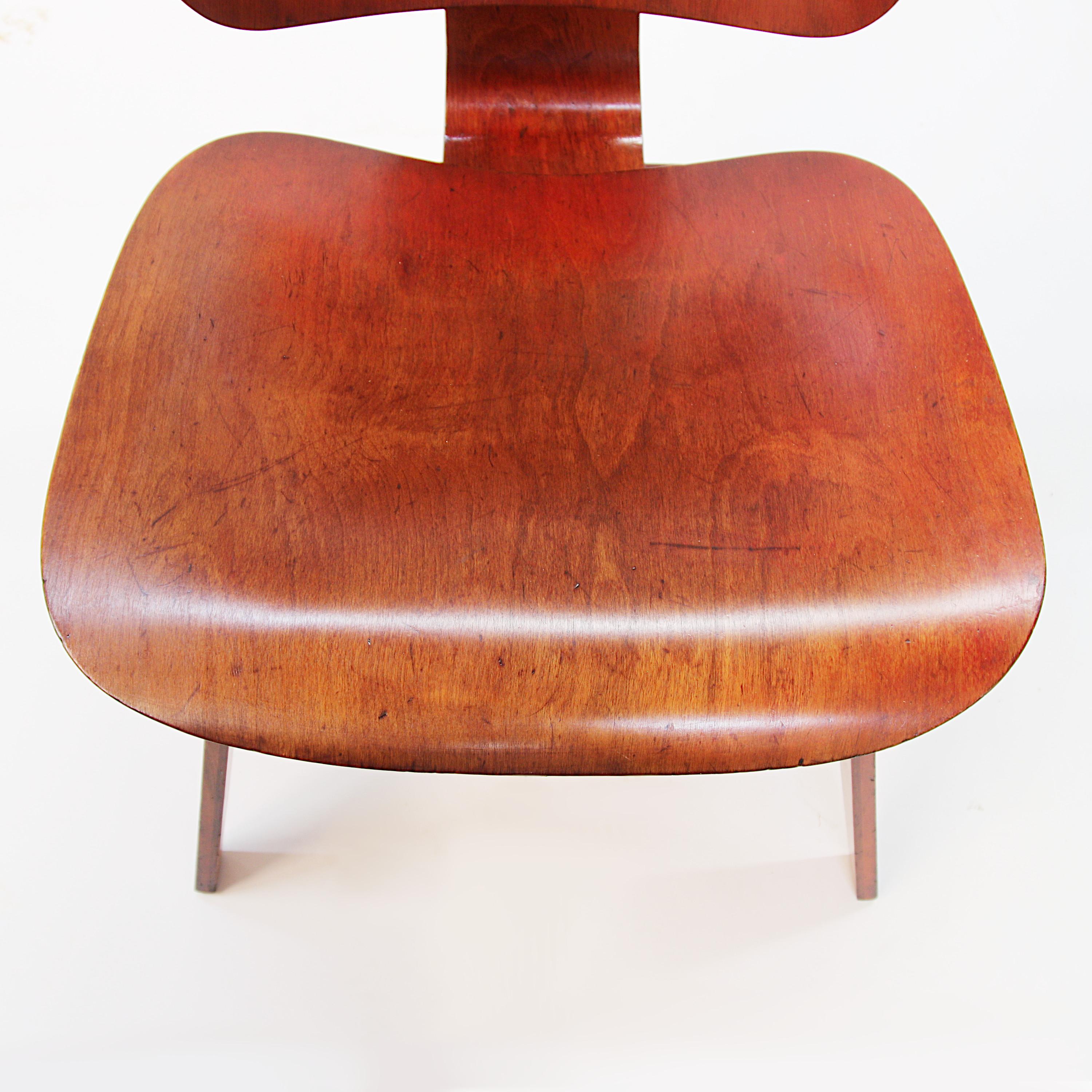 Contreplaqué Chaise longue originale LCW des années 40 en contreplaqué d'aniline rouge de Charles & Ray Eames