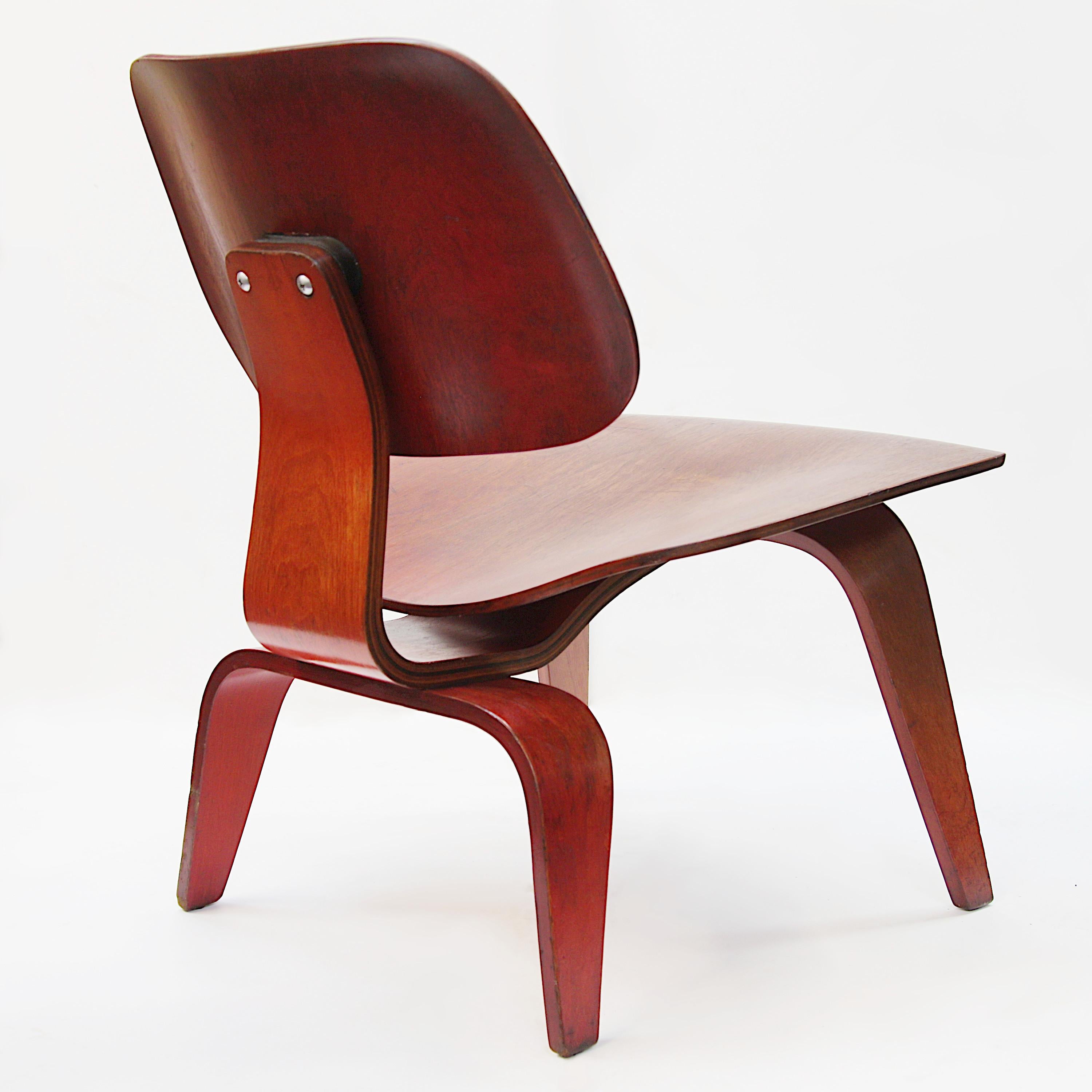 Chaise longue originale LCW des années 40 en contreplaqué d'aniline rouge de Charles & Ray Eames 1