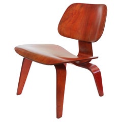 Chaise longue originale LCW des années 40 en contreplaqué d'aniline rouge de Charles & Ray Eames