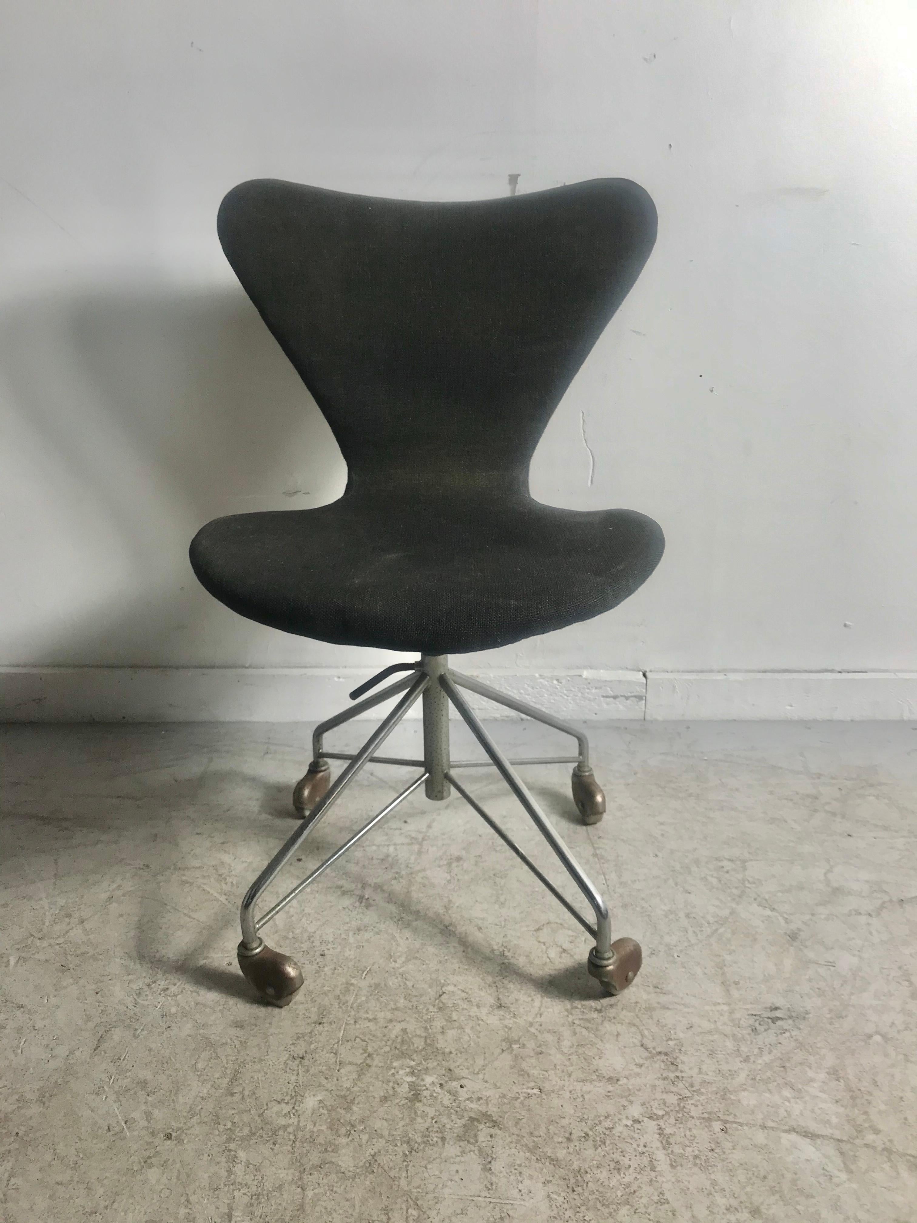 Vintage Arne Jacobsen office swivel chair model 3117. Original vintage condition, age appropriate wear... Retains original early faded black wool fabric, also retains original wheels and early Fritz Hansen label, puts it at 1970

Adjustable height