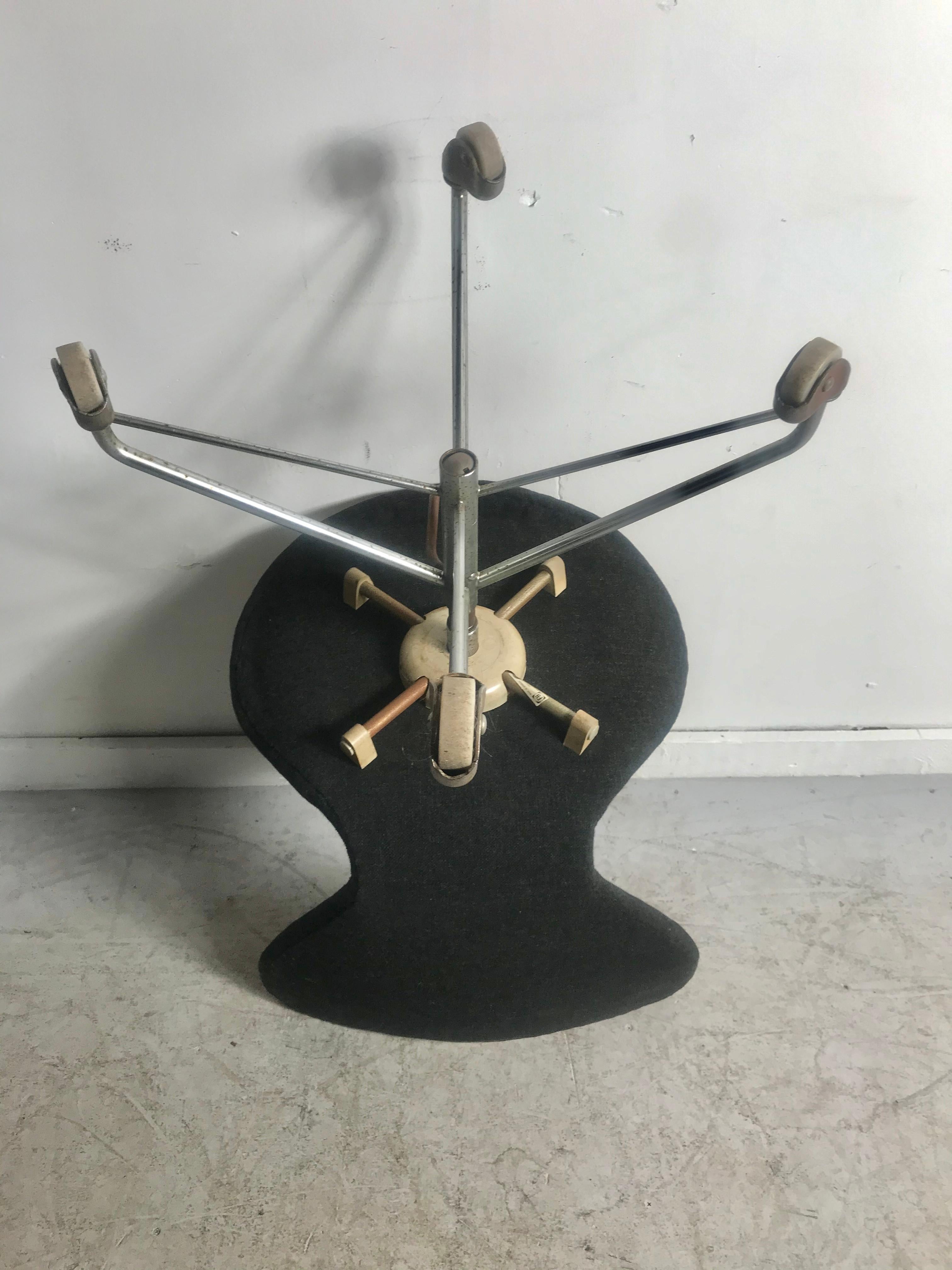 Early Original Arne Jacobsen Office Chair Model 3117 by Fritz Hansen in Denmark In Good Condition In Buffalo, NY